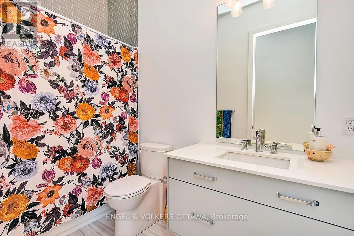 202 - 12 Stirling Avenue