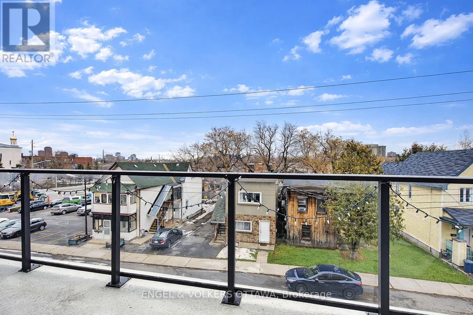 202 - 12 Stirling Avenue