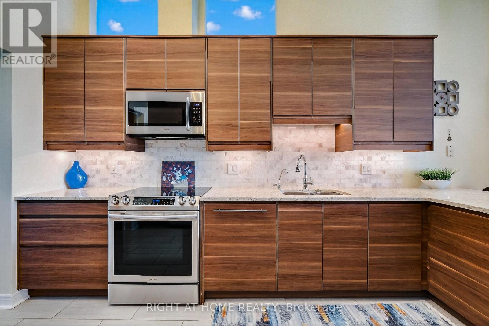 98 Waterthrush Crescent