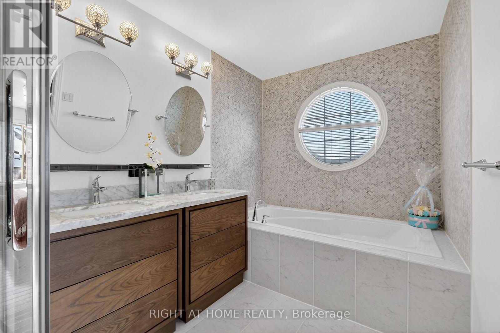 98 Waterthrush Crescent