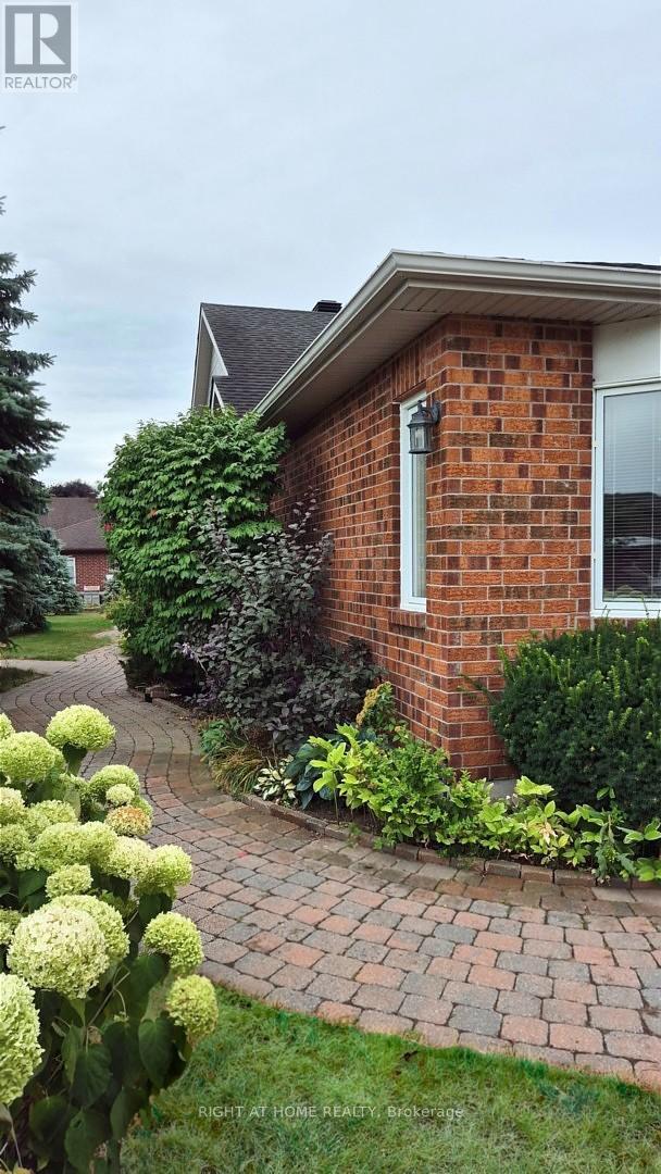 98 Waterthrush Crescent