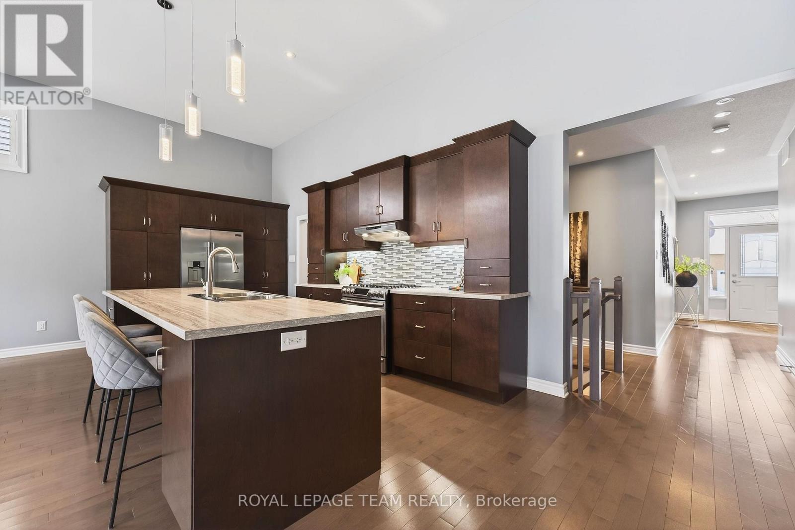 834 Rockson Crescent