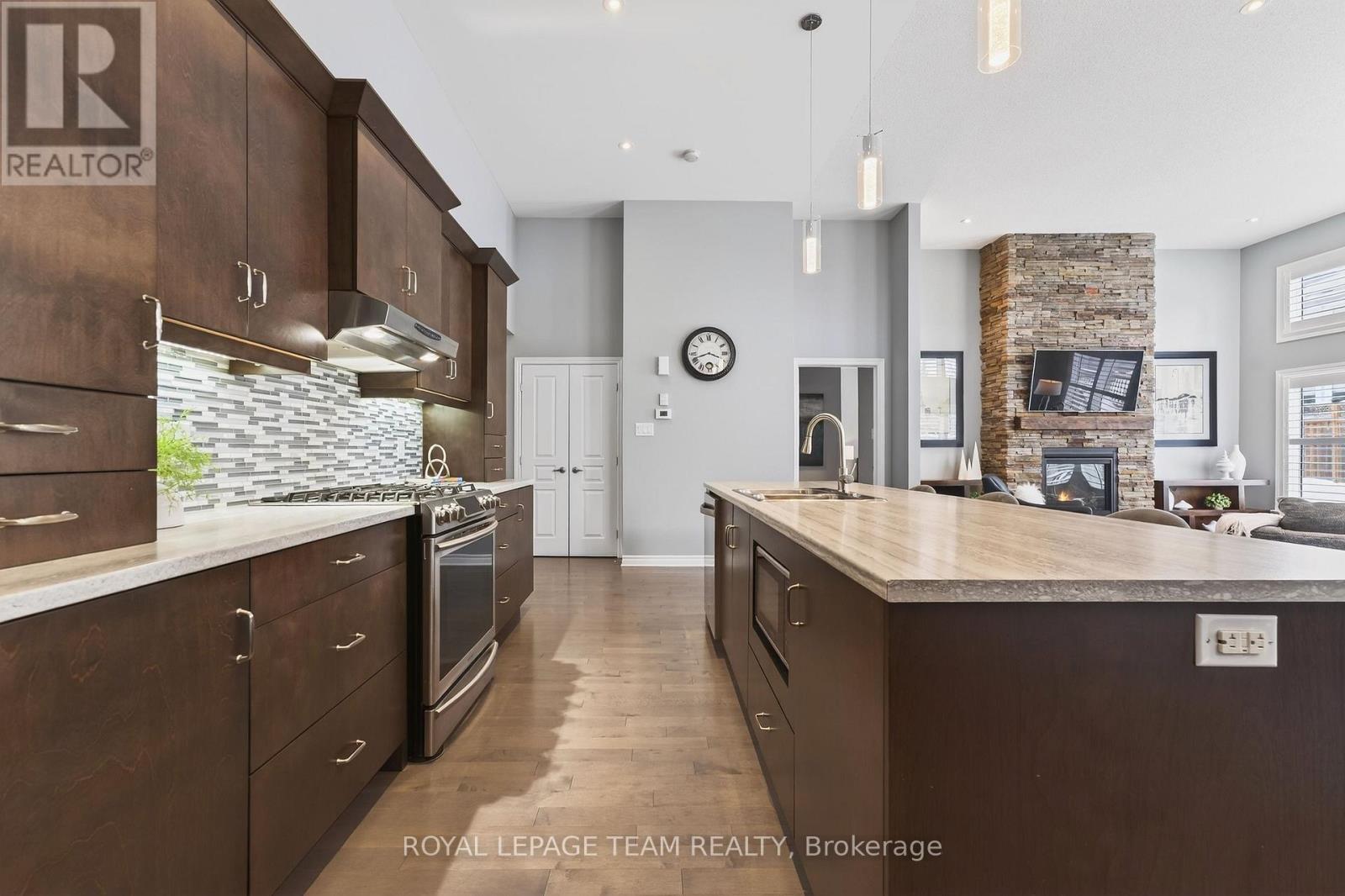 834 Rockson Crescent