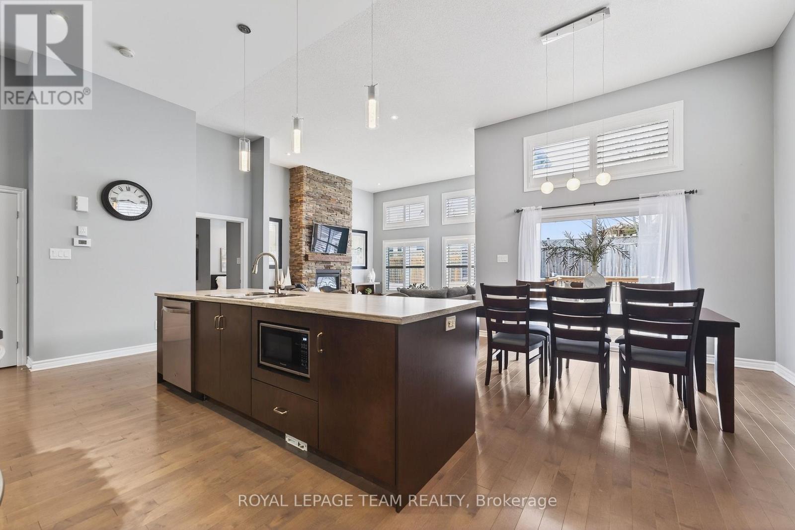 834 Rockson Crescent