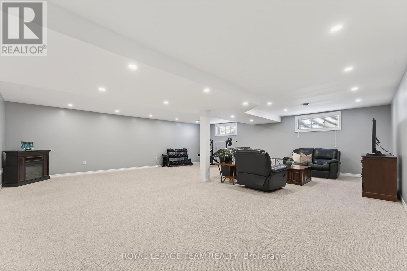 834 Rockson Crescent