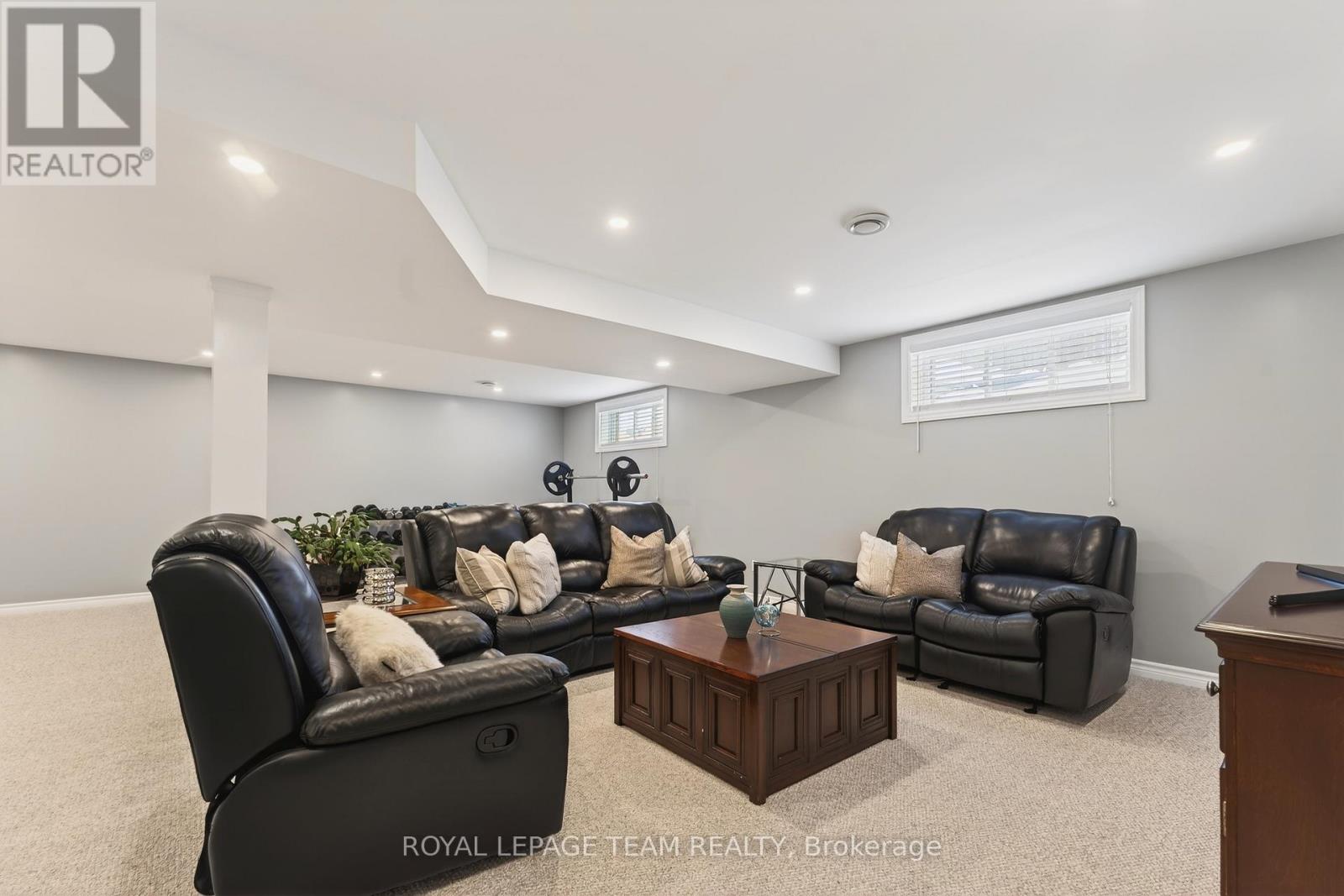 834 Rockson Crescent