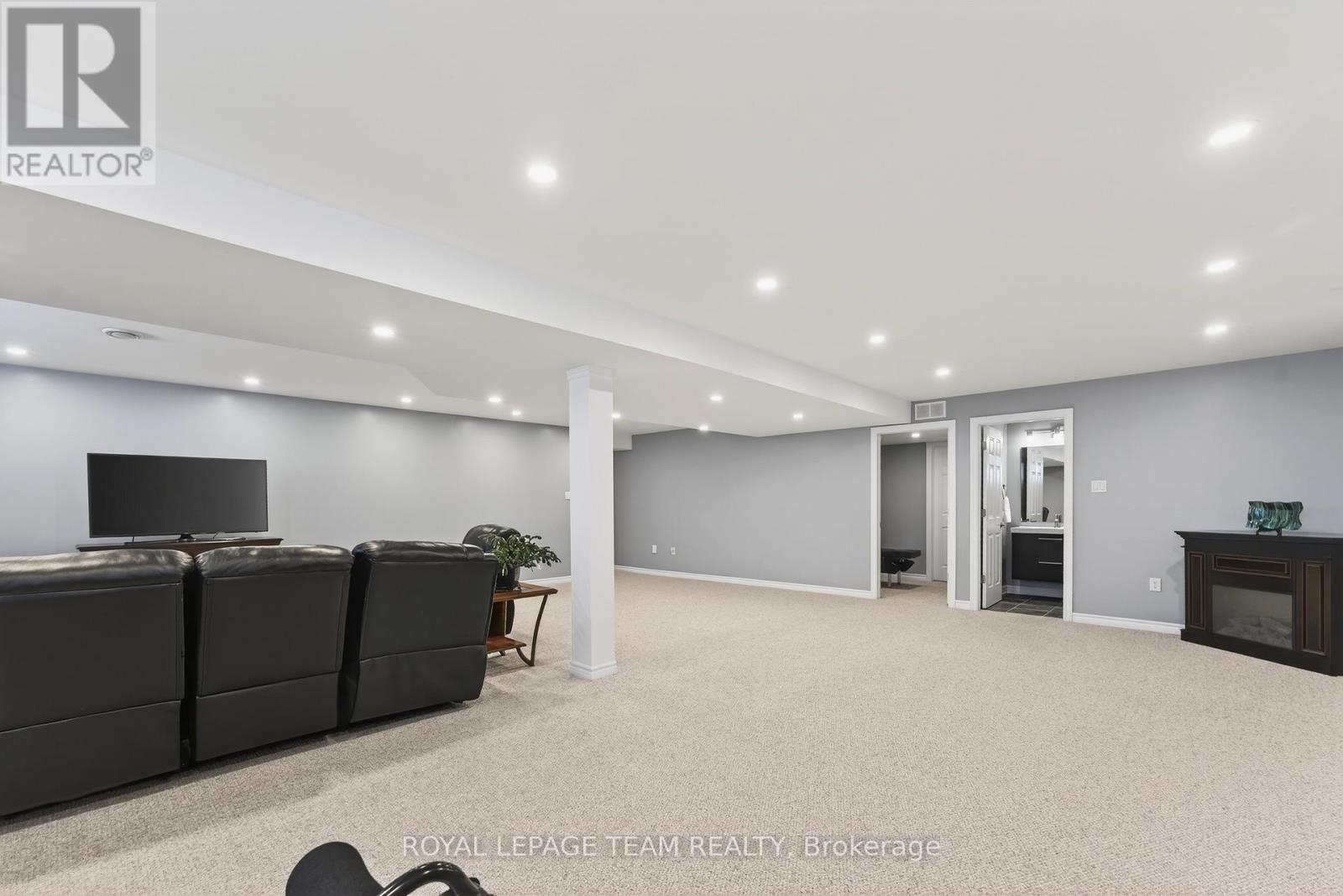 834 Rockson Crescent