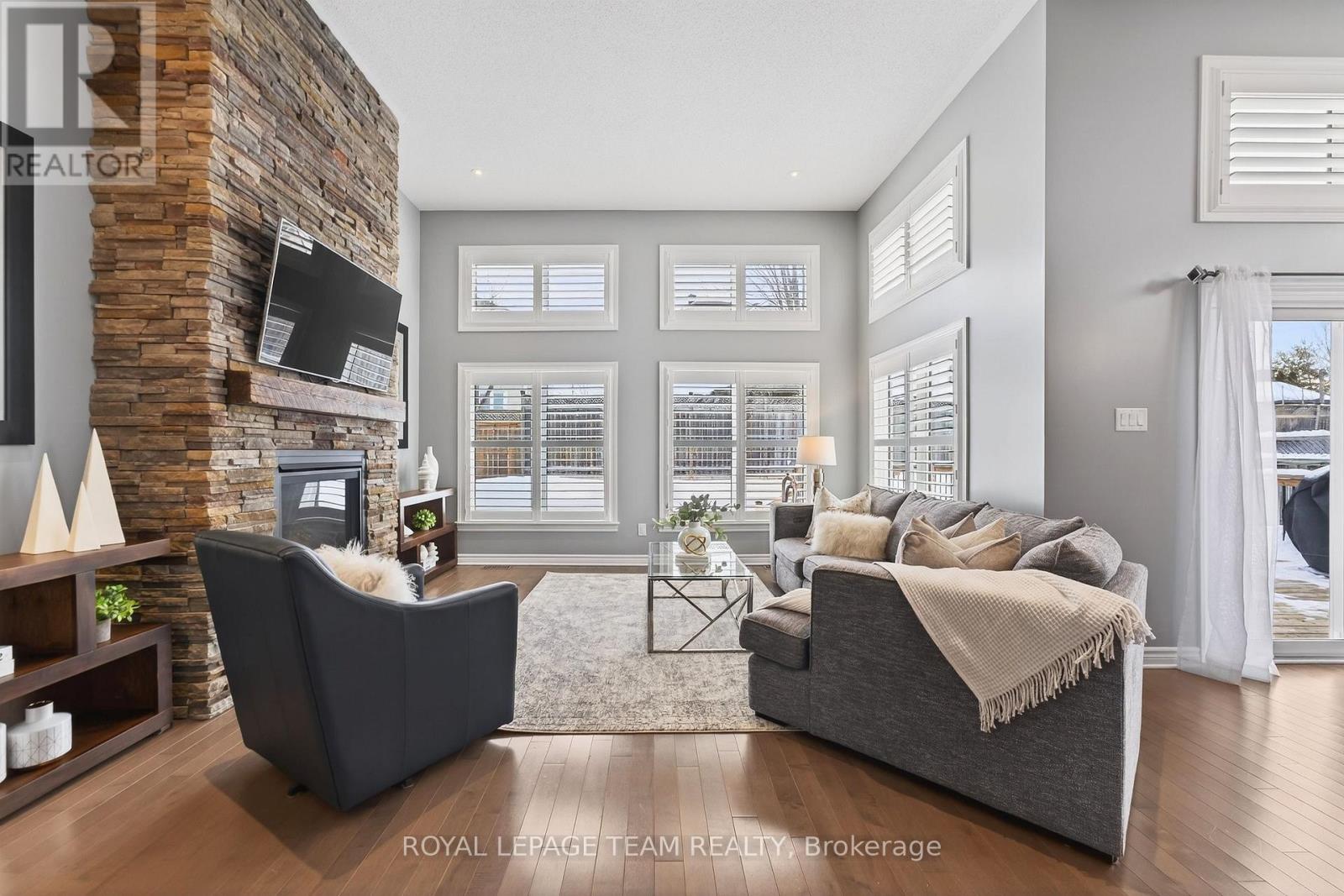 834 Rockson Crescent