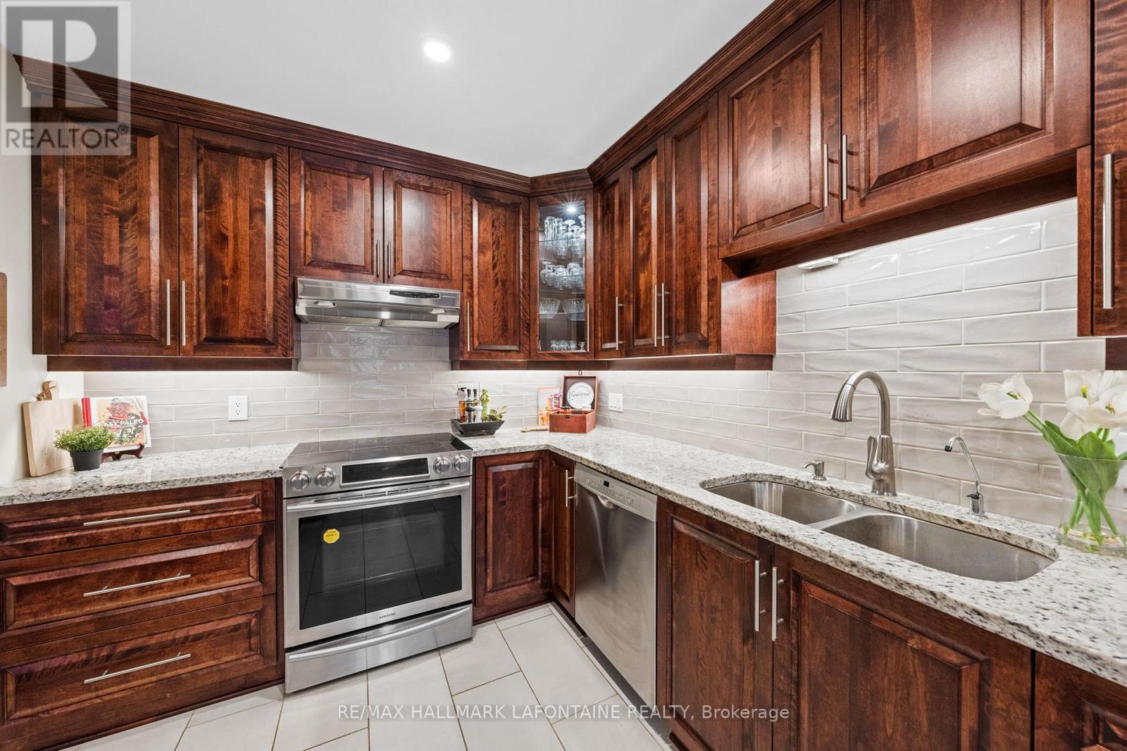 107 - 1 Rosamond Street E