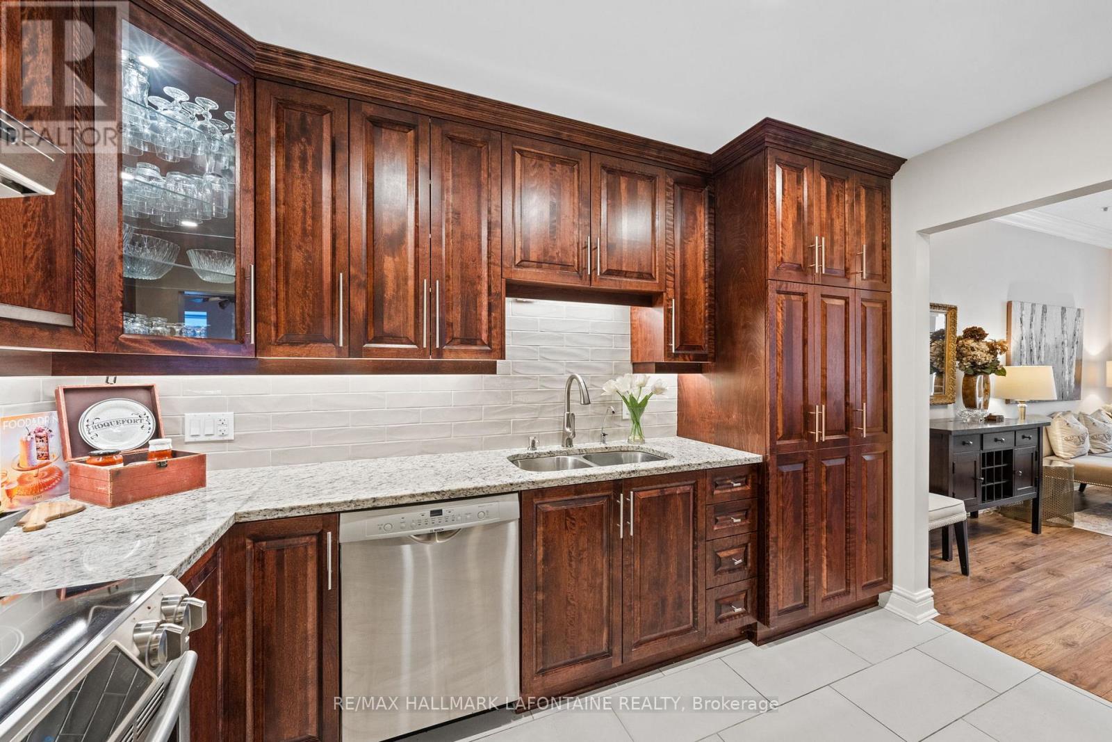 107 - 1 Rosamond Street E