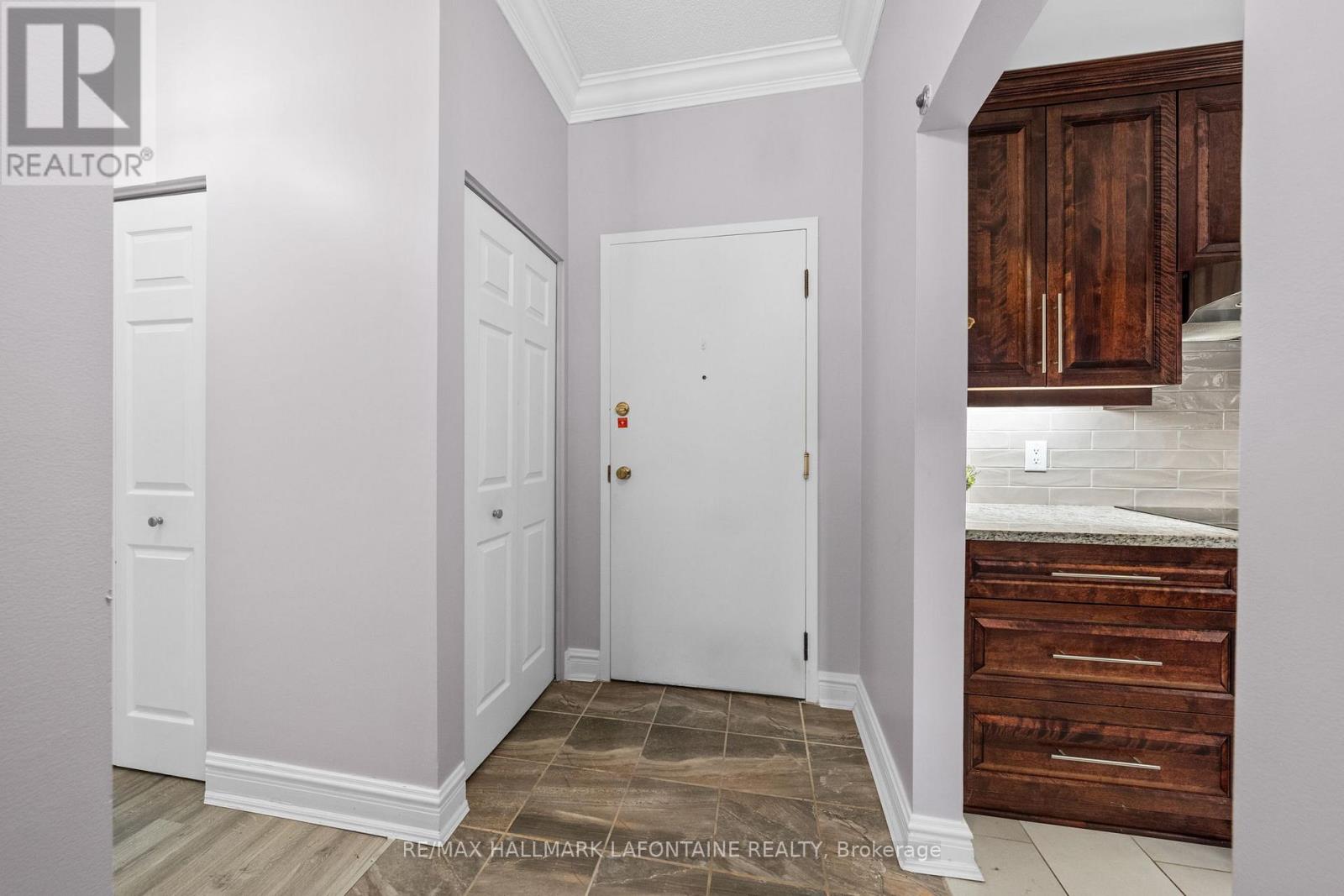 107 - 1 Rosamond Street E