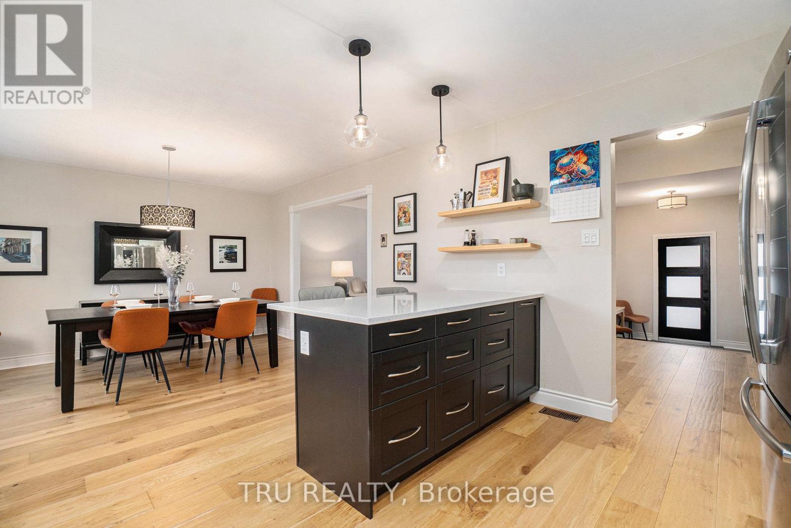 1719 Meadowview Crescent N