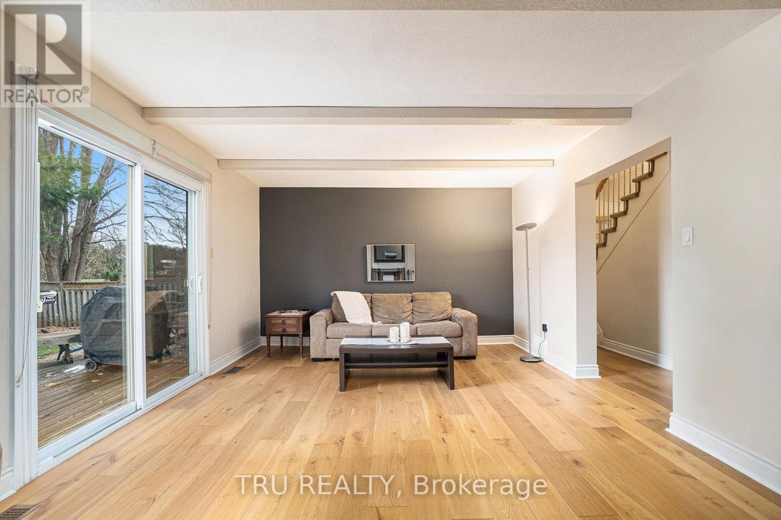 1719 Meadowview Crescent N