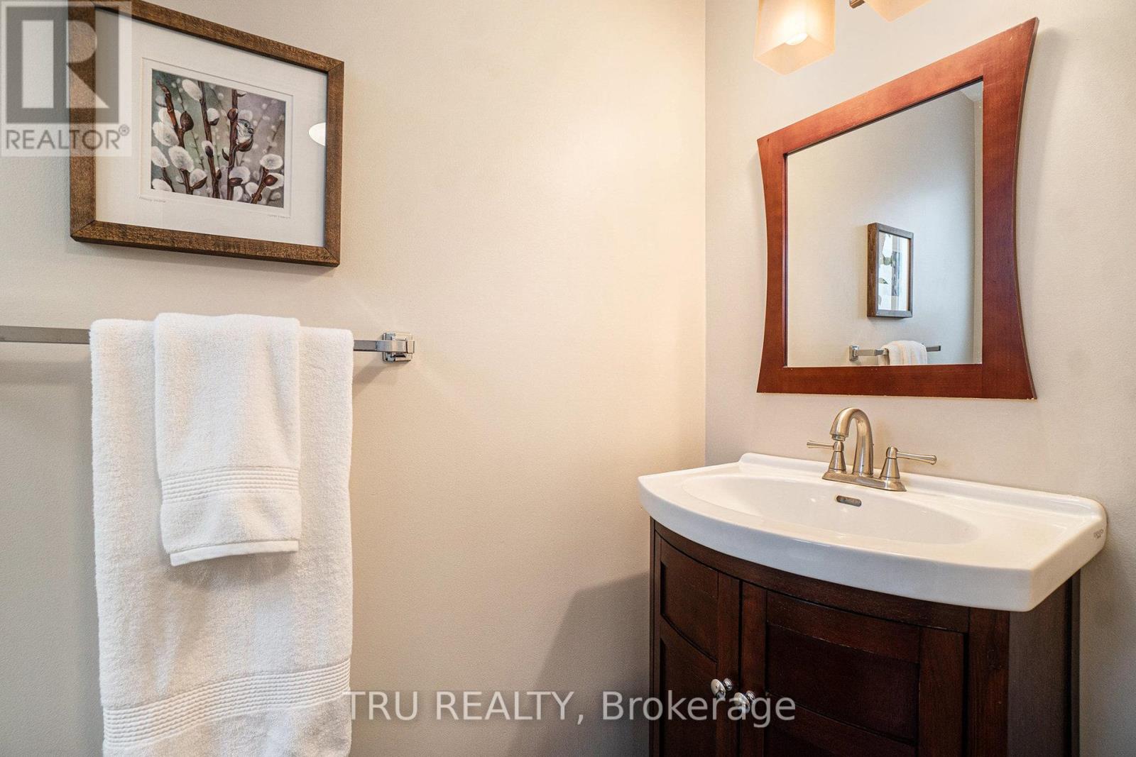 1719 Meadowview Crescent N