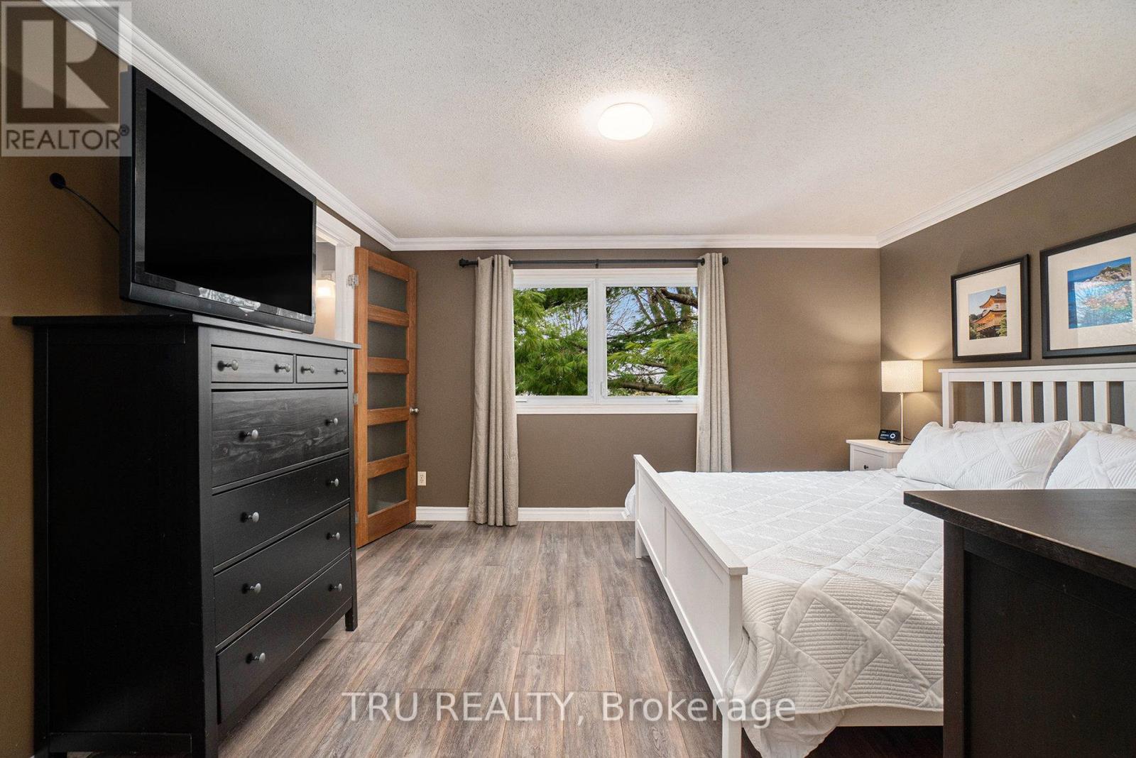 1719 Meadowview Crescent N