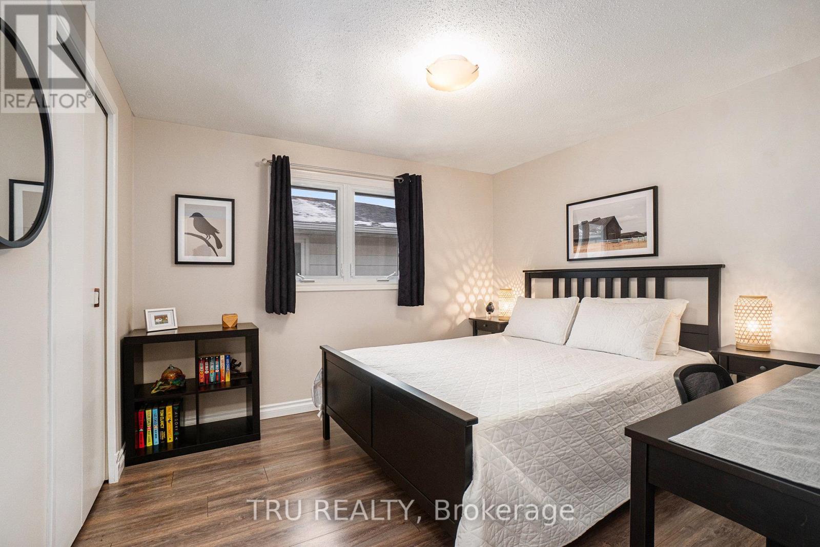 1719 Meadowview Crescent N