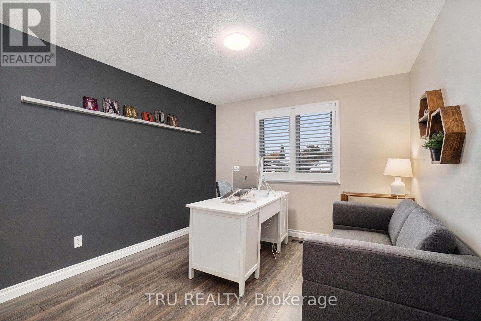 1719 Meadowview Crescent N