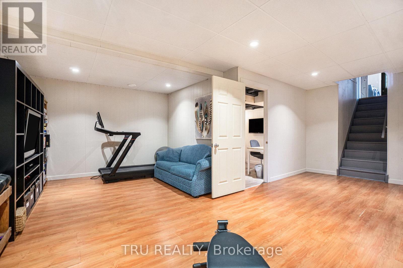 1719 Meadowview Crescent N