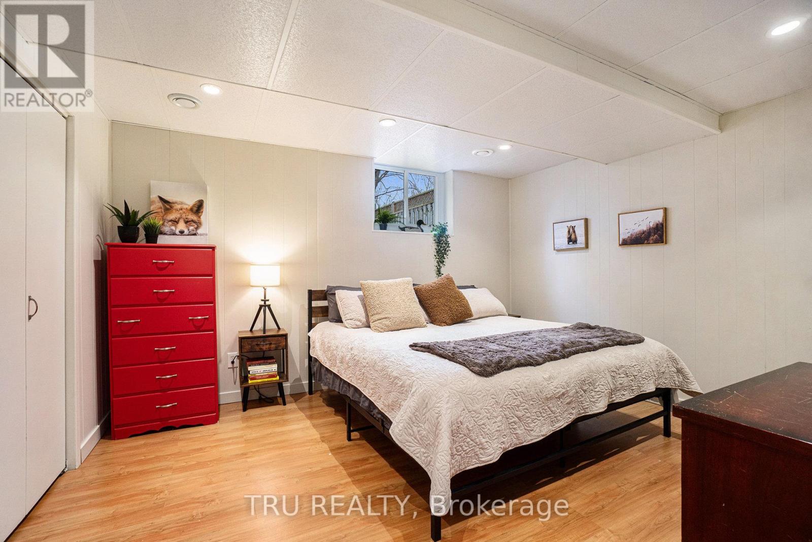 1719 Meadowview Crescent N