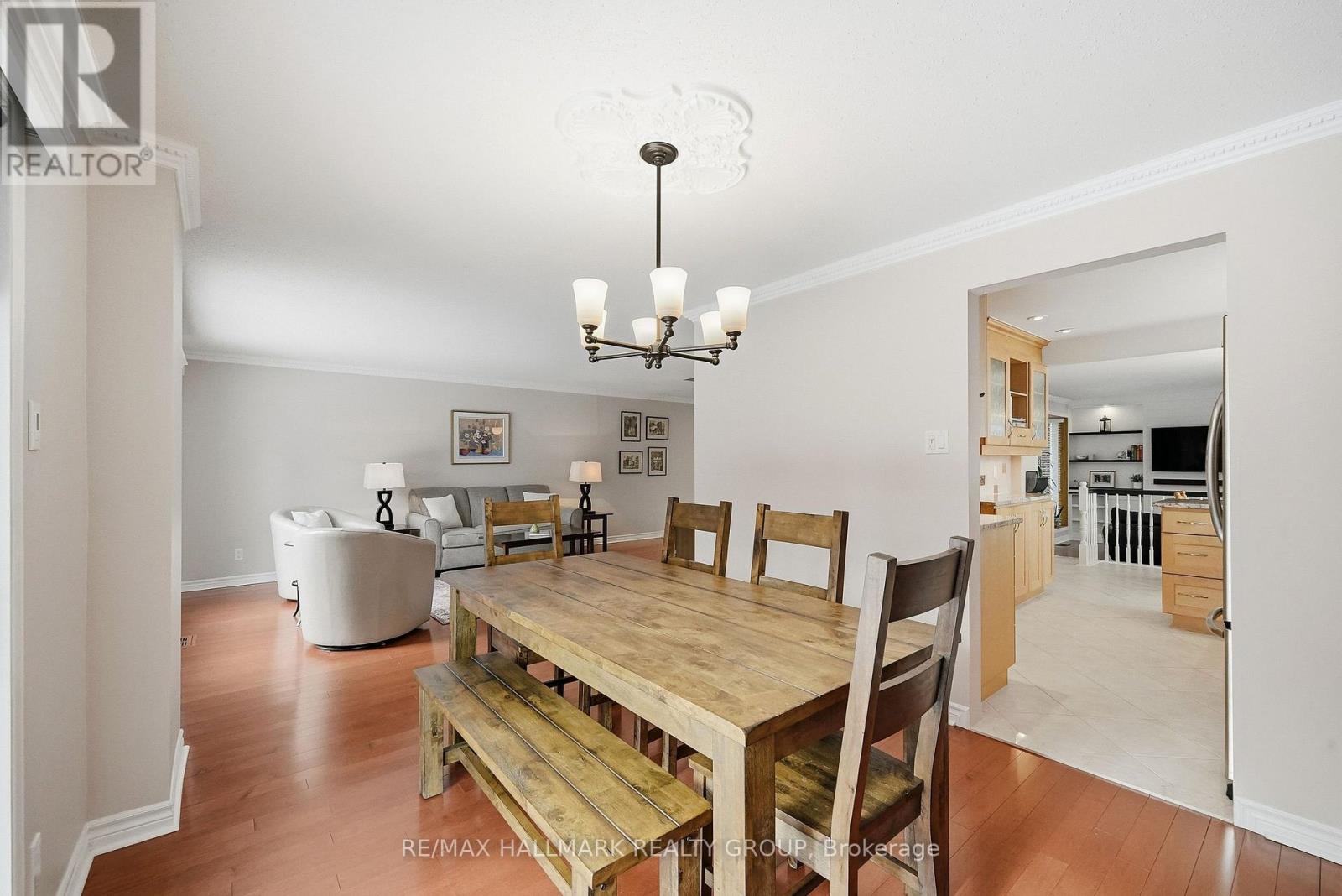 6066 Meadowhill Crescent