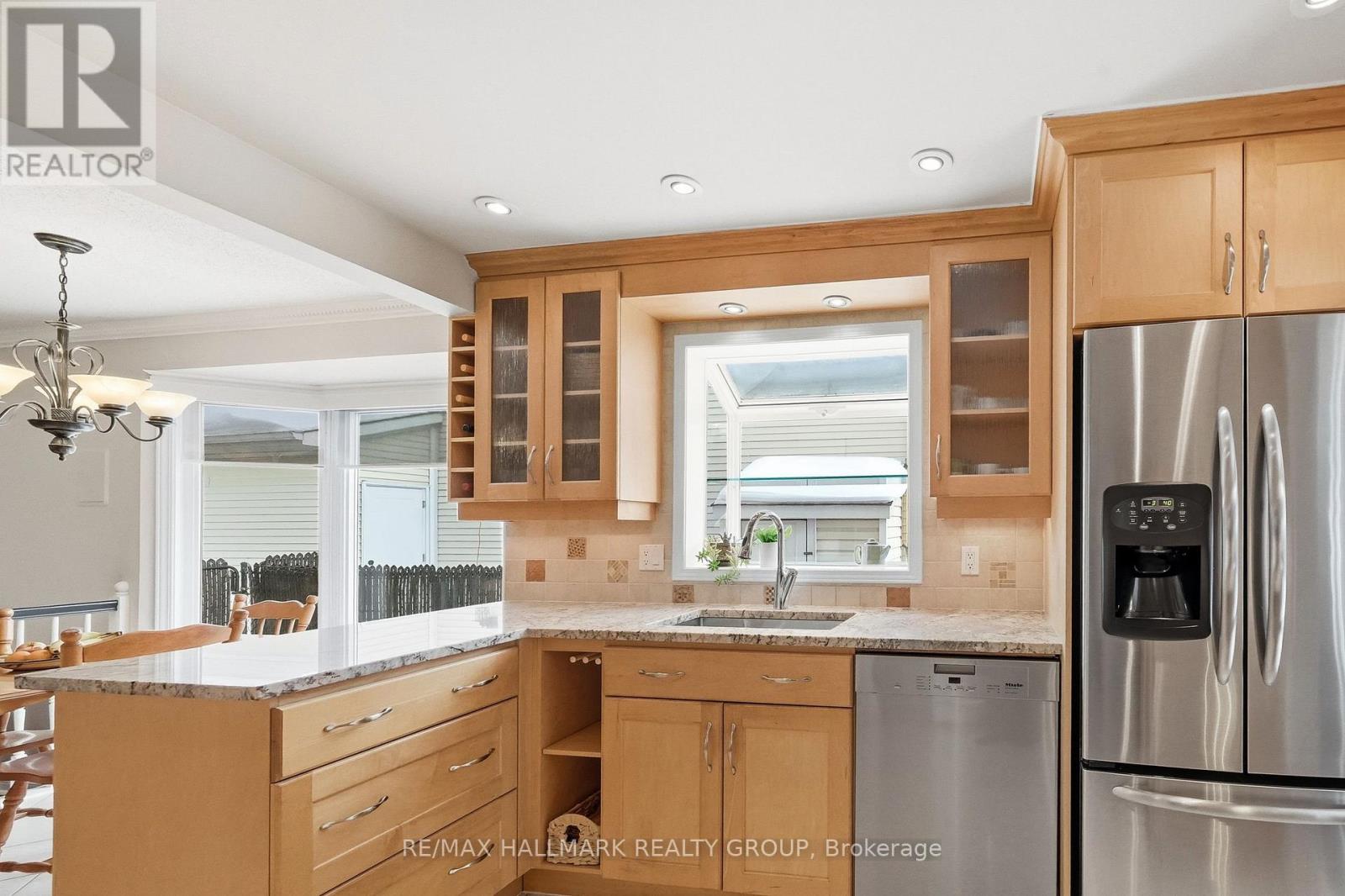 6066 Meadowhill Crescent