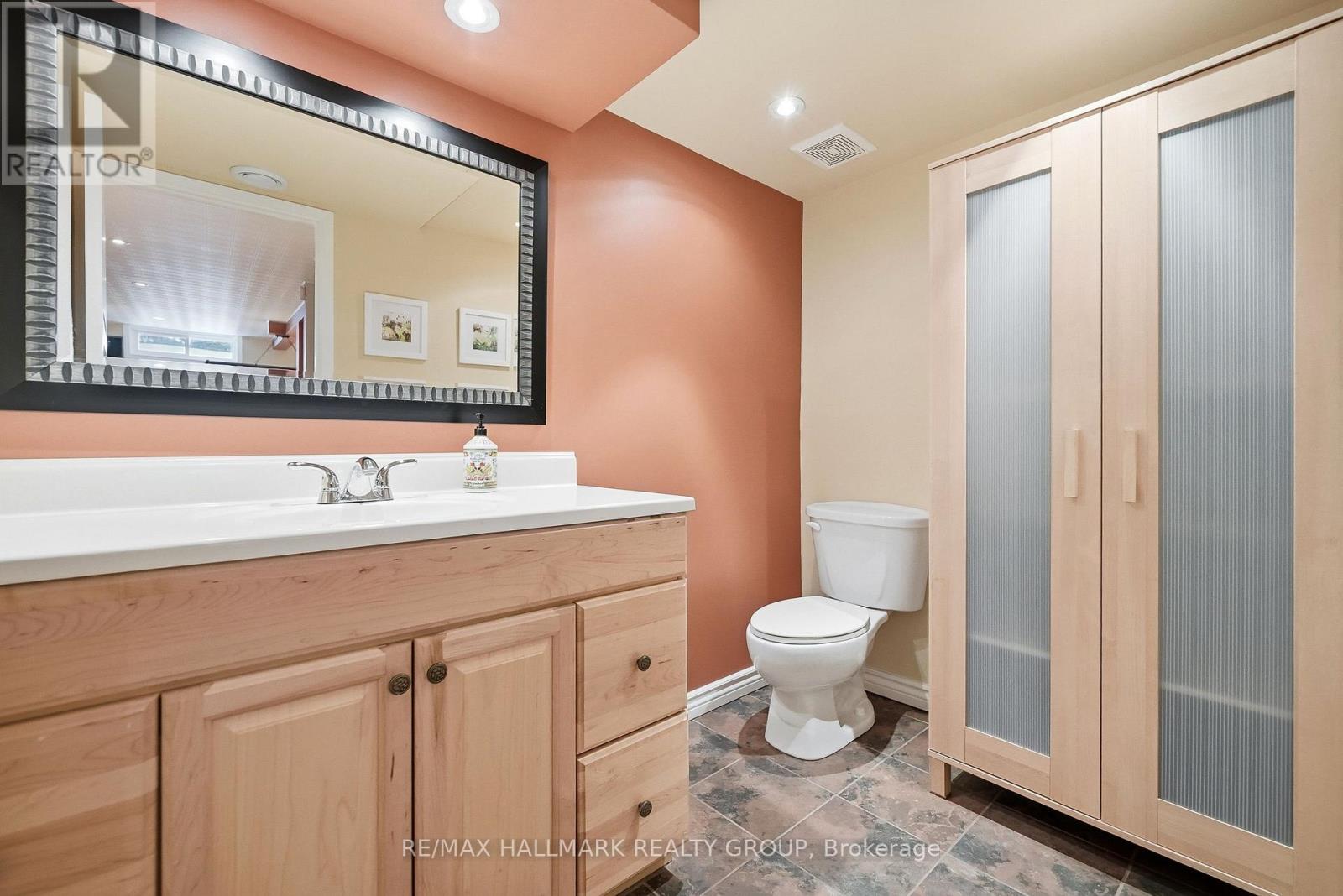 6066 Meadowhill Crescent