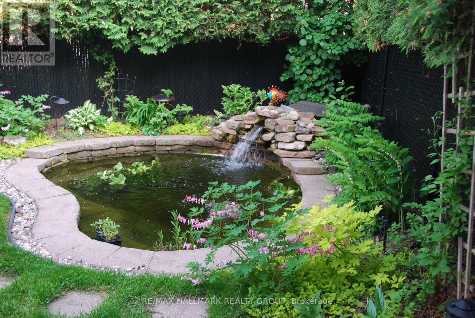 6066 Meadowhill Crescent