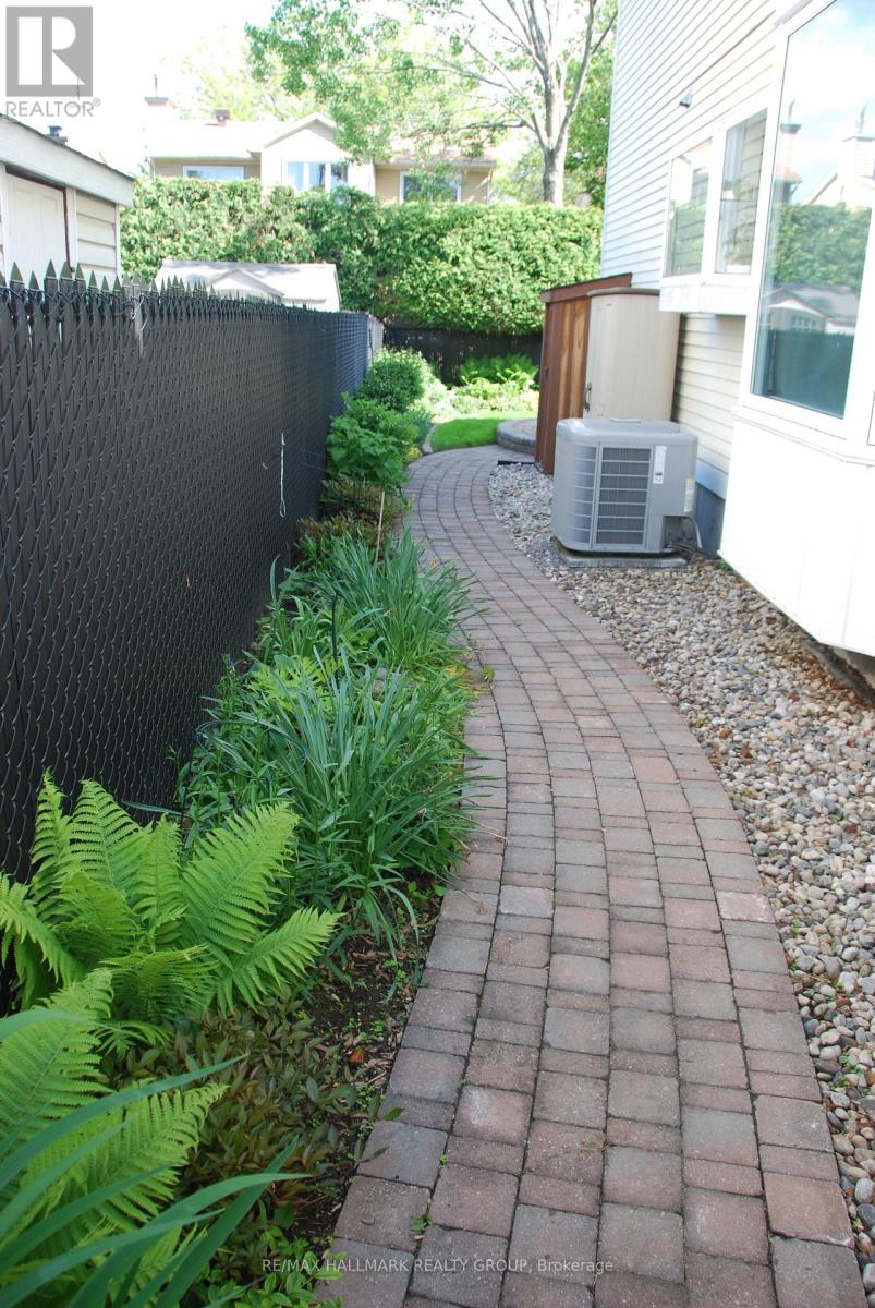 6066 Meadowhill Crescent