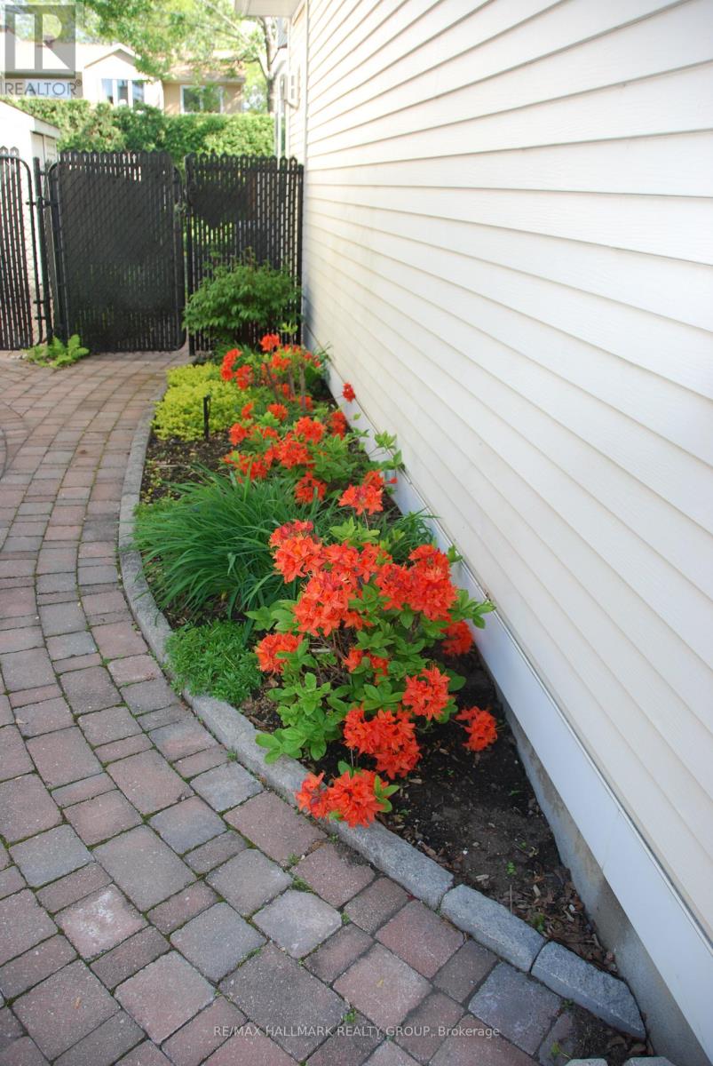 6066 Meadowhill Crescent