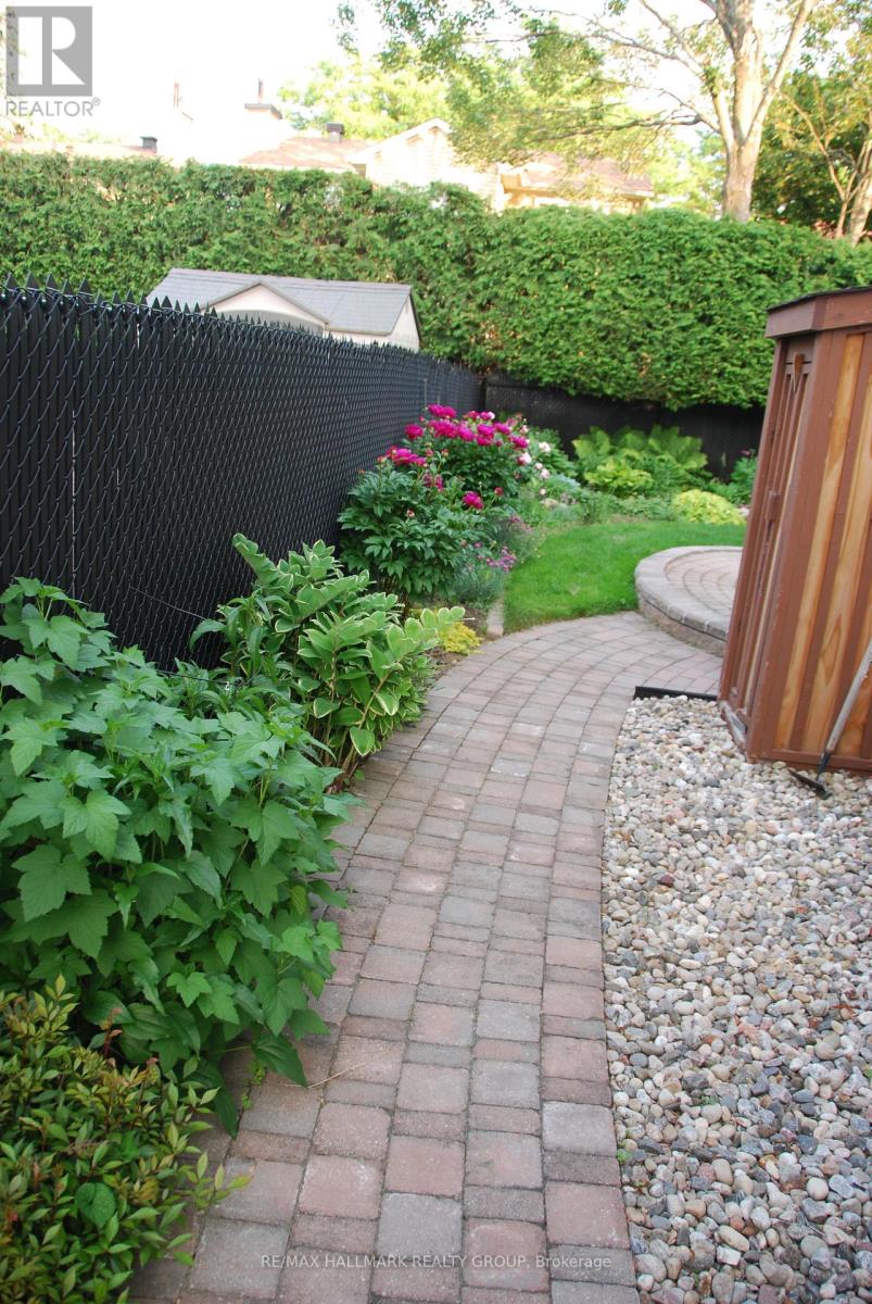 6066 Meadowhill Crescent