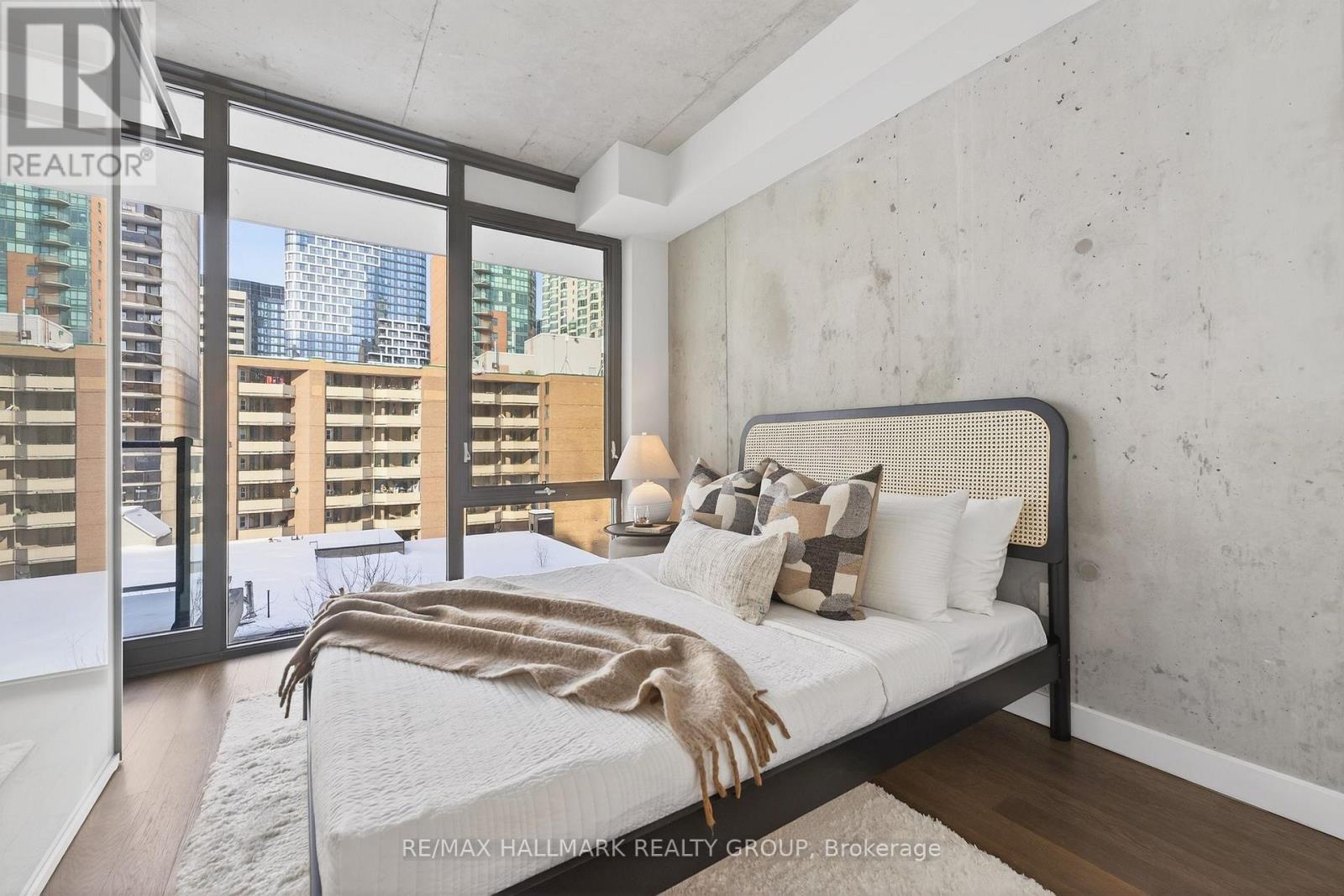 711 - 224 Lyon Street N