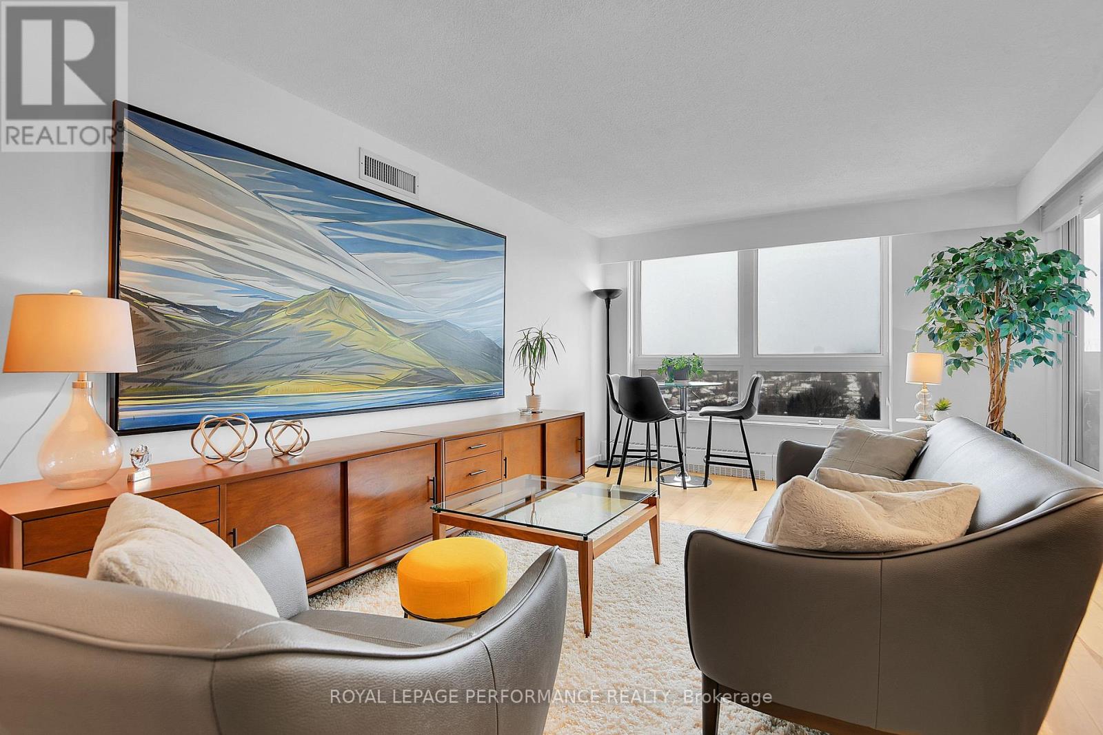 905 - 373 Laurier Avenue E