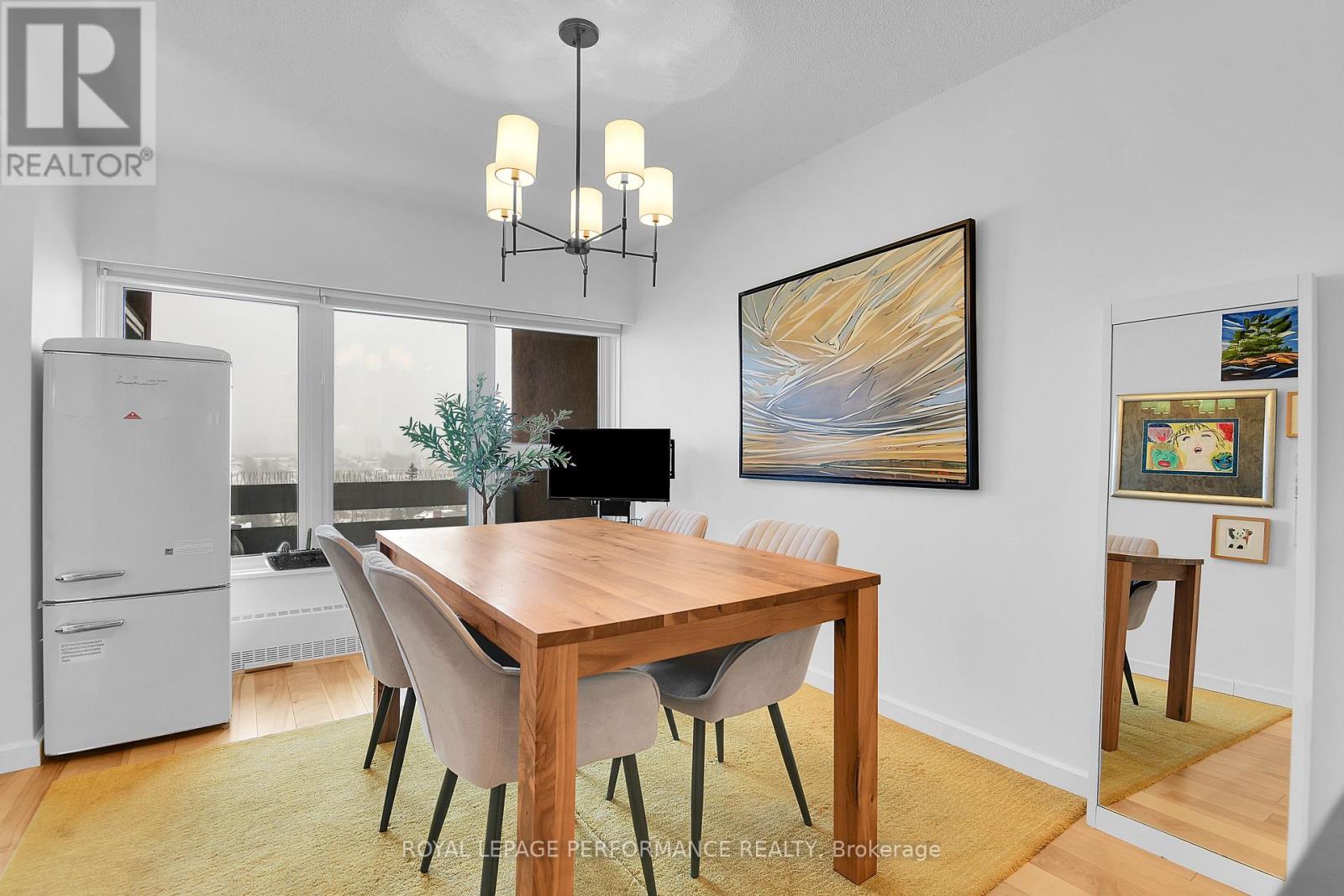 905 - 373 Laurier Avenue E