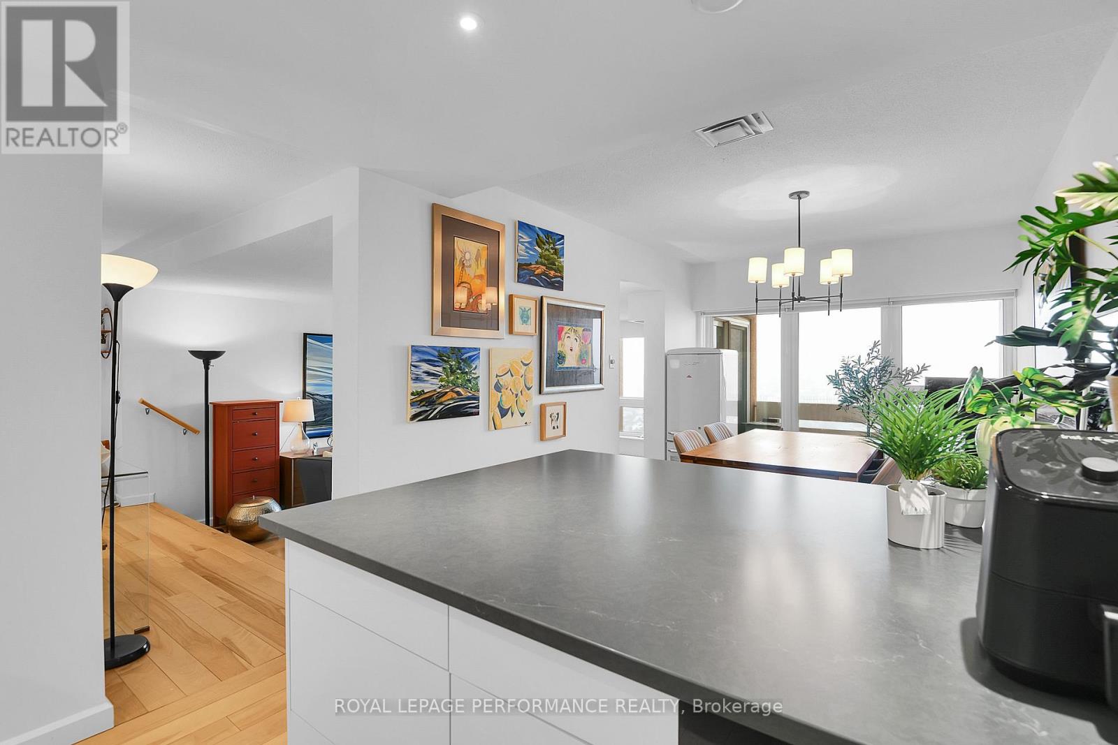 905 - 373 Laurier Avenue E