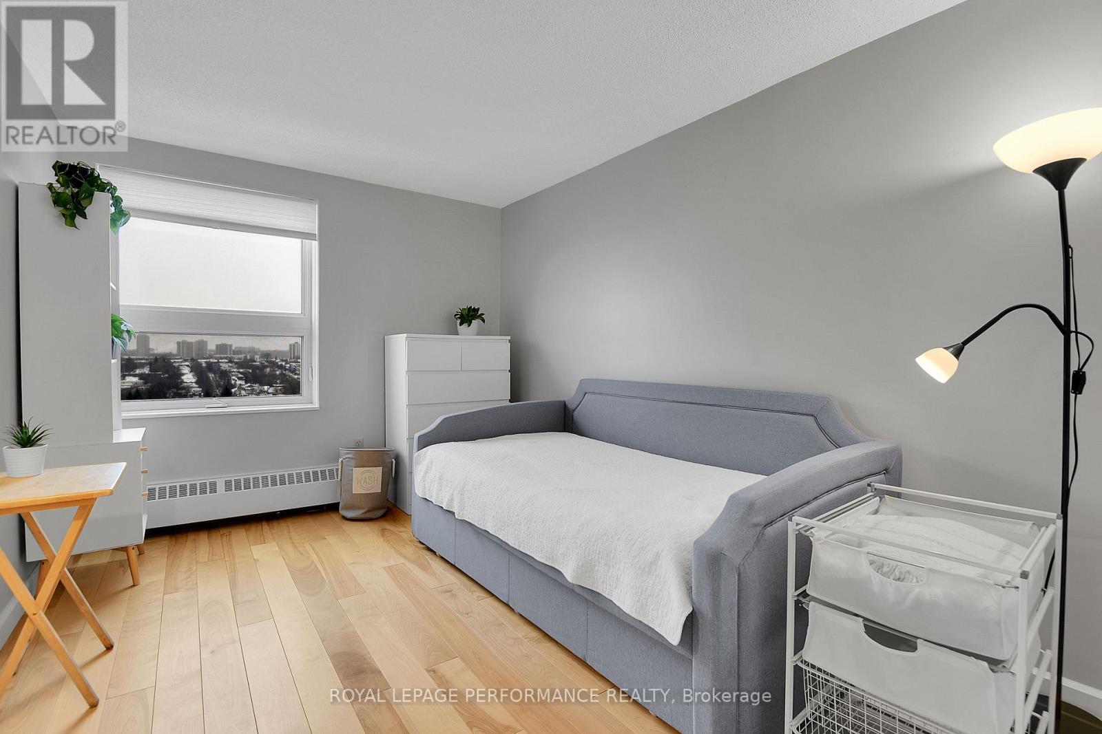 905 - 373 Laurier Avenue E