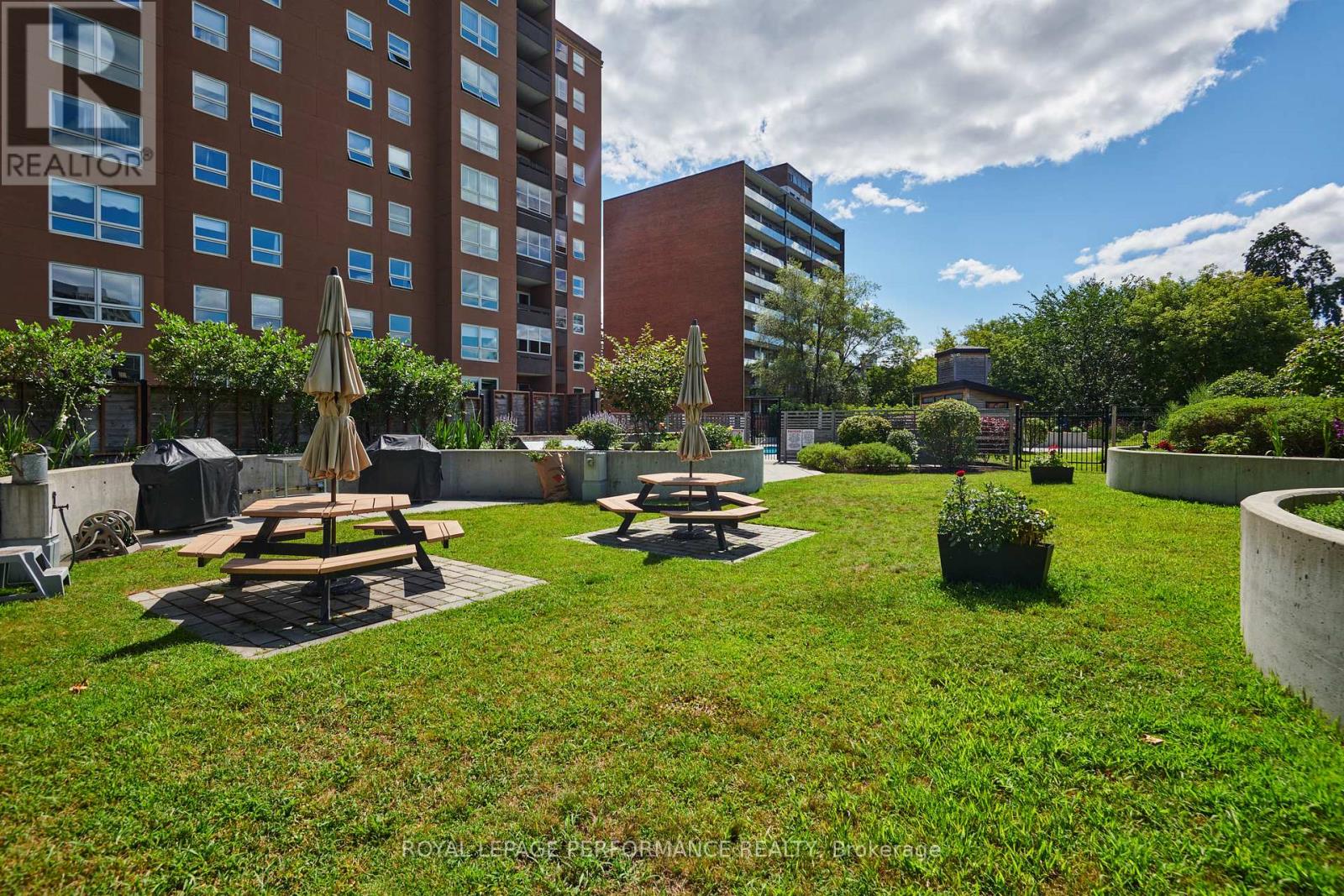 905 - 373 Laurier Avenue E