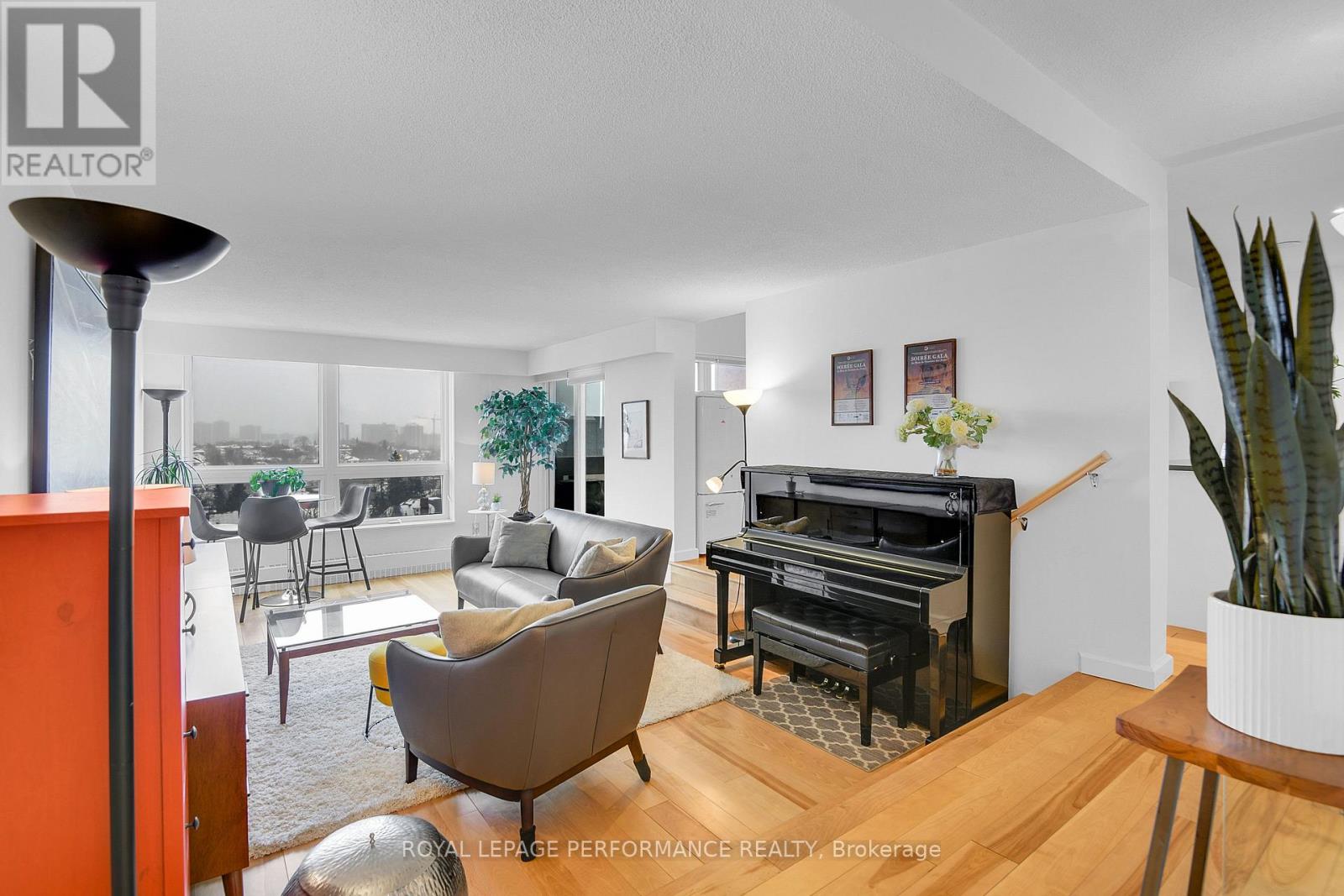 905 - 373 Laurier Avenue E