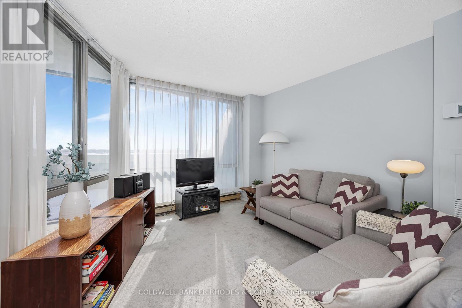 1906 - 530 Laurier Avenue W