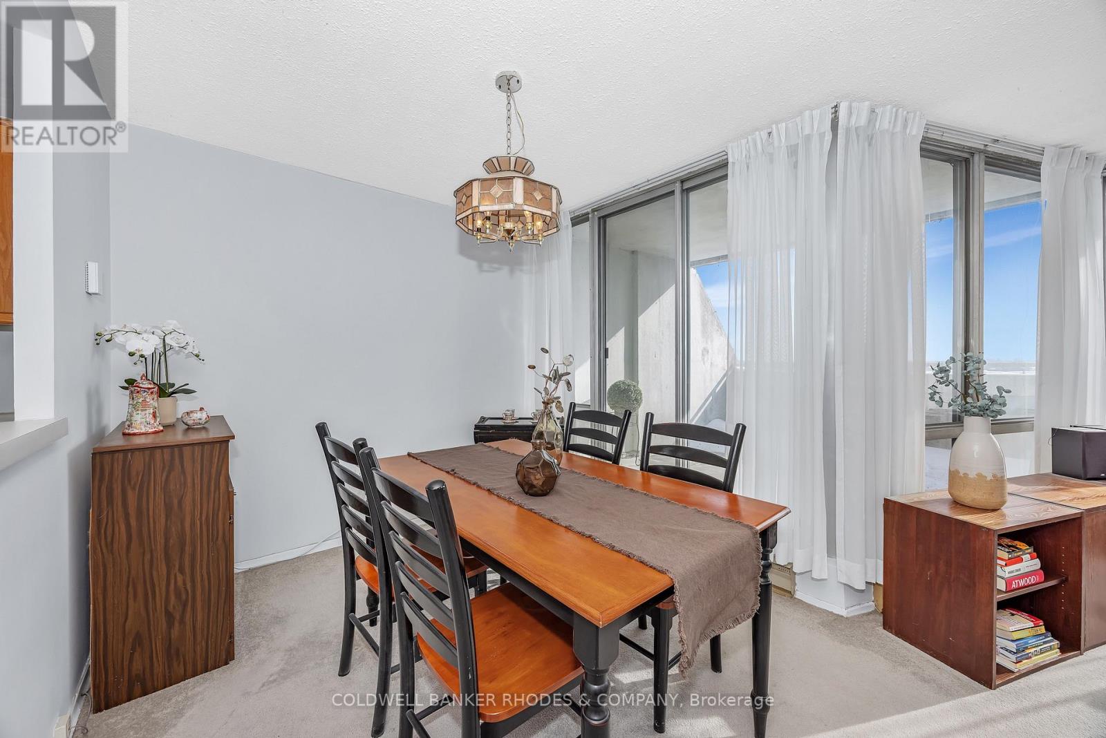 1906 - 530 Laurier Avenue W