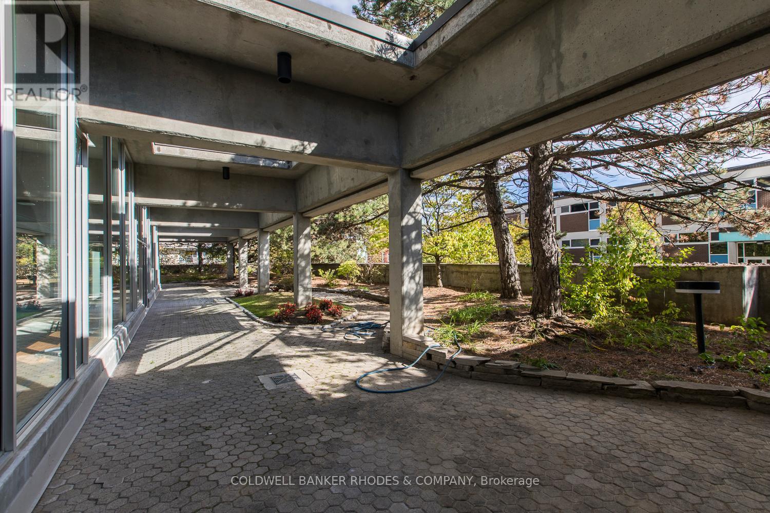 1906 - 530 Laurier Avenue W