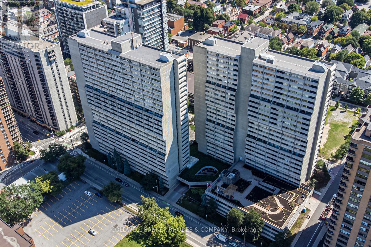 1906 - 530 Laurier Avenue W