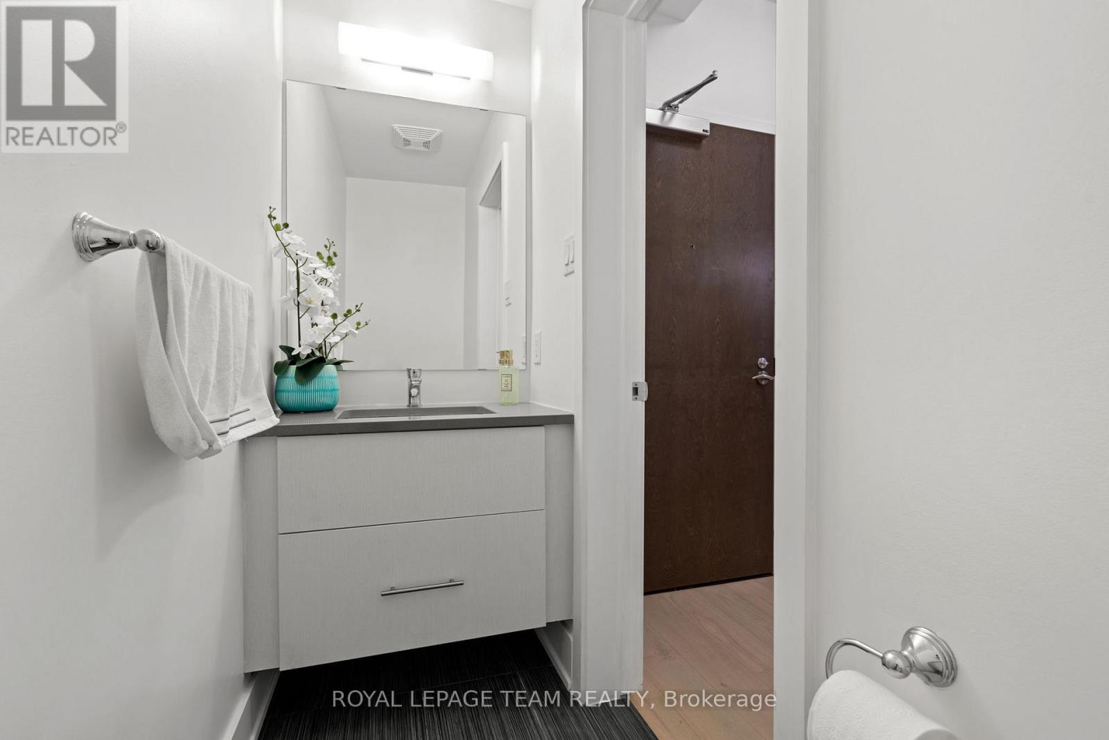 207 - 108 Richmond Road