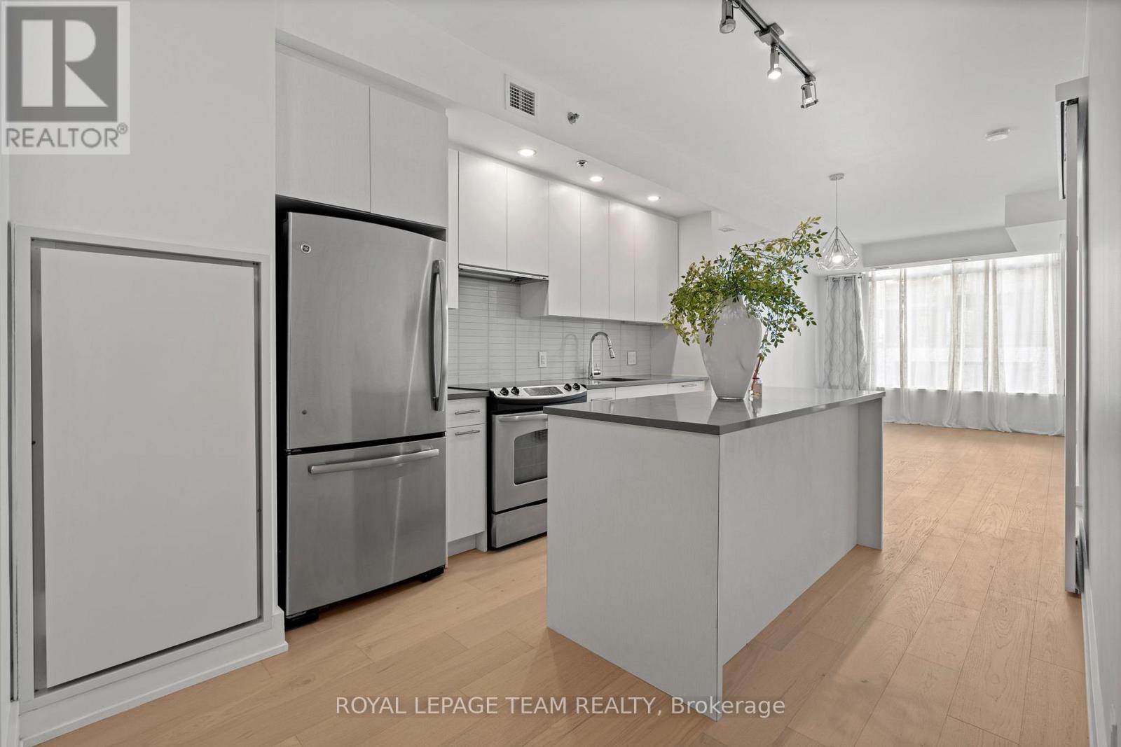 207 - 108 Richmond Road