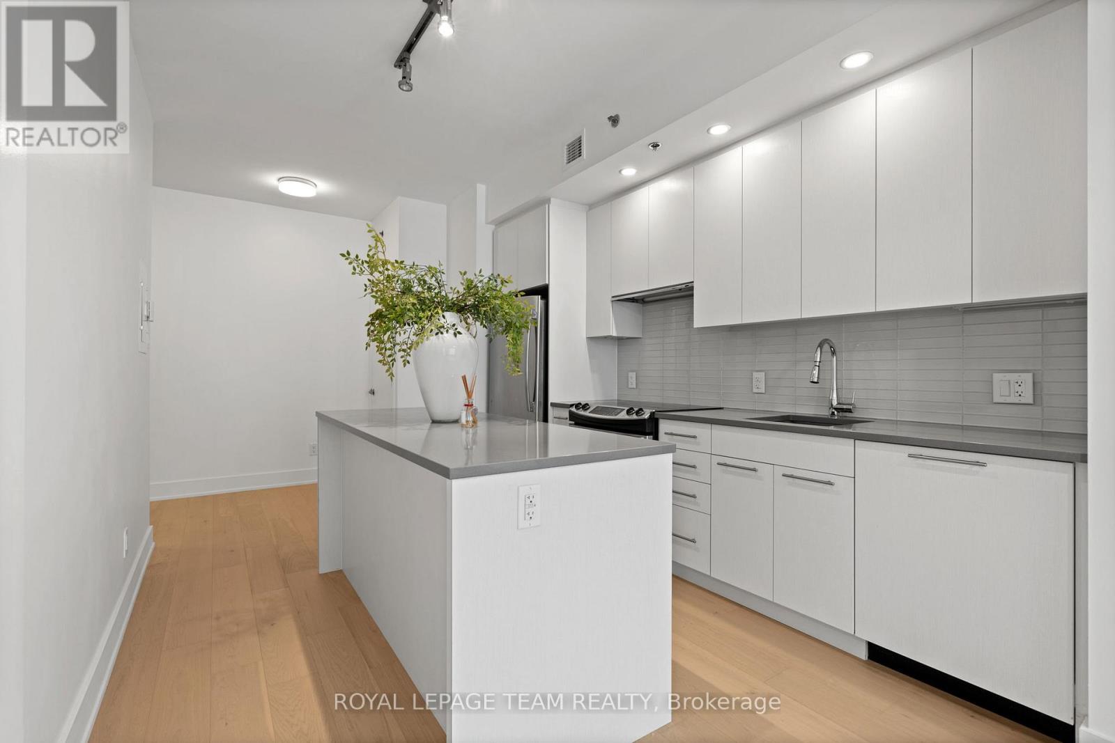 207 - 108 Richmond Road