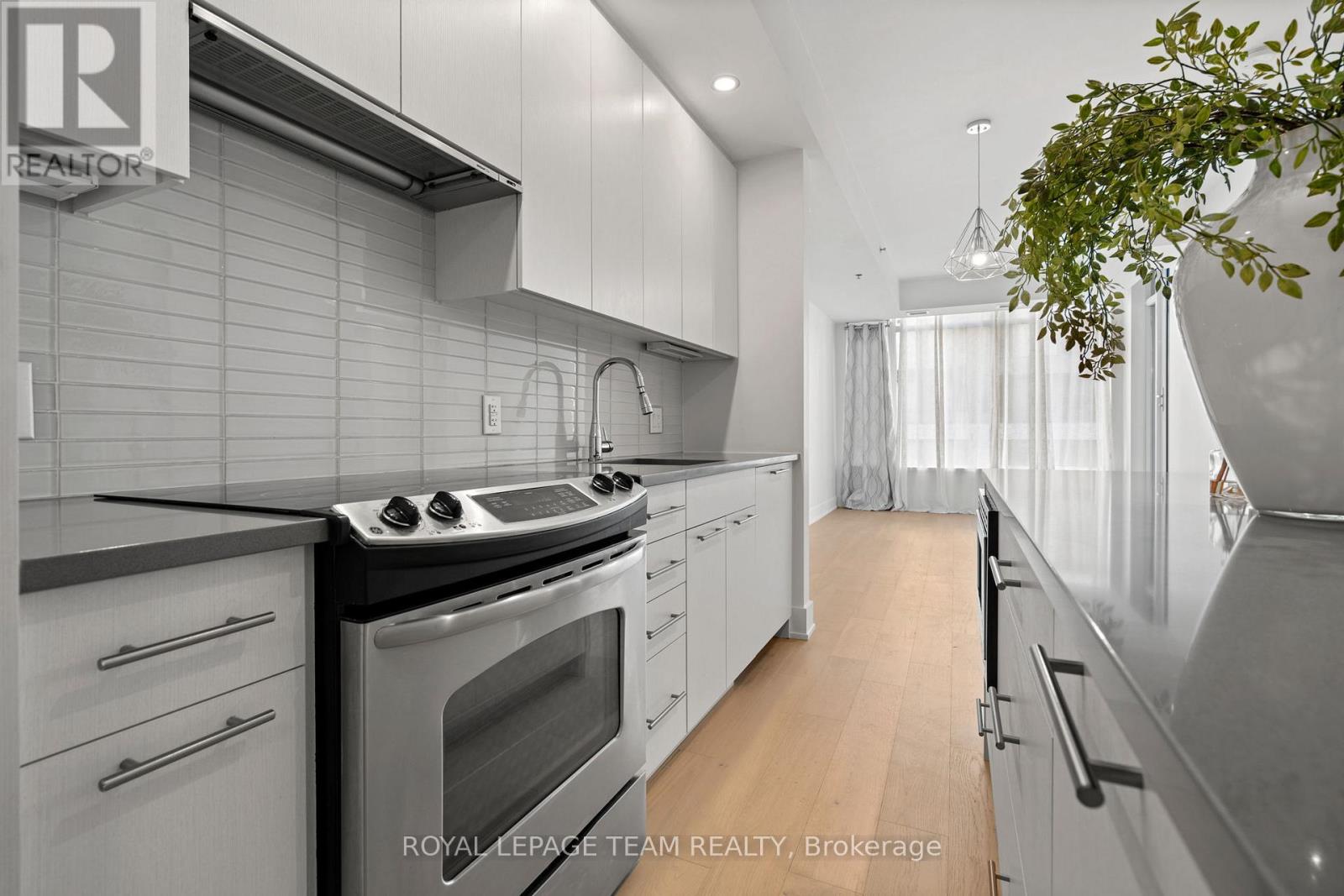 207 - 108 Richmond Road