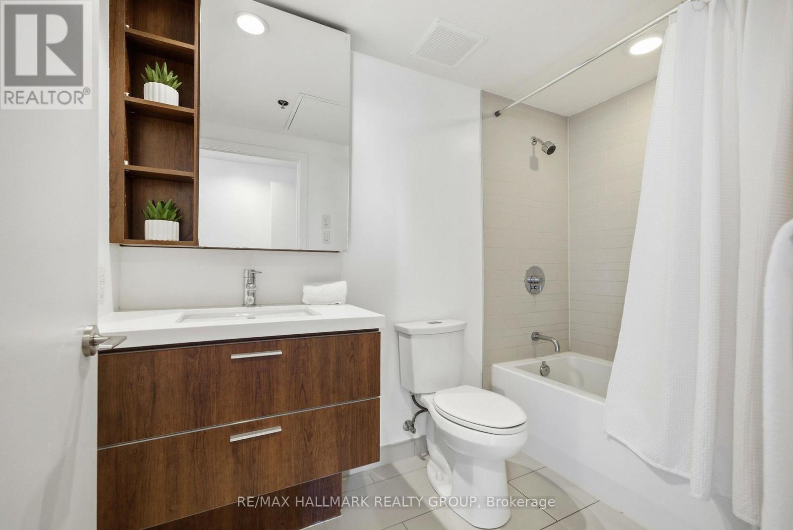 645 - 340 Mcleod Street