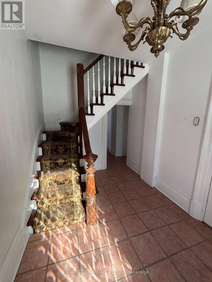 62 Mcgonigal Street E