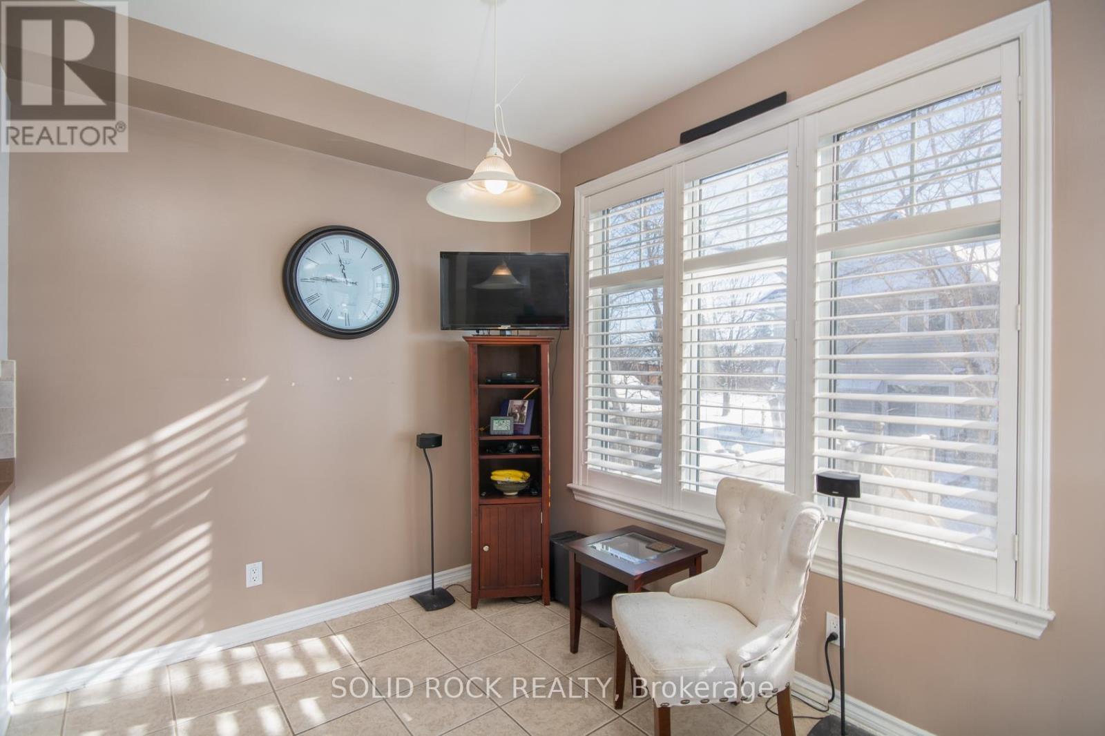 416 Cache Bay Crescent