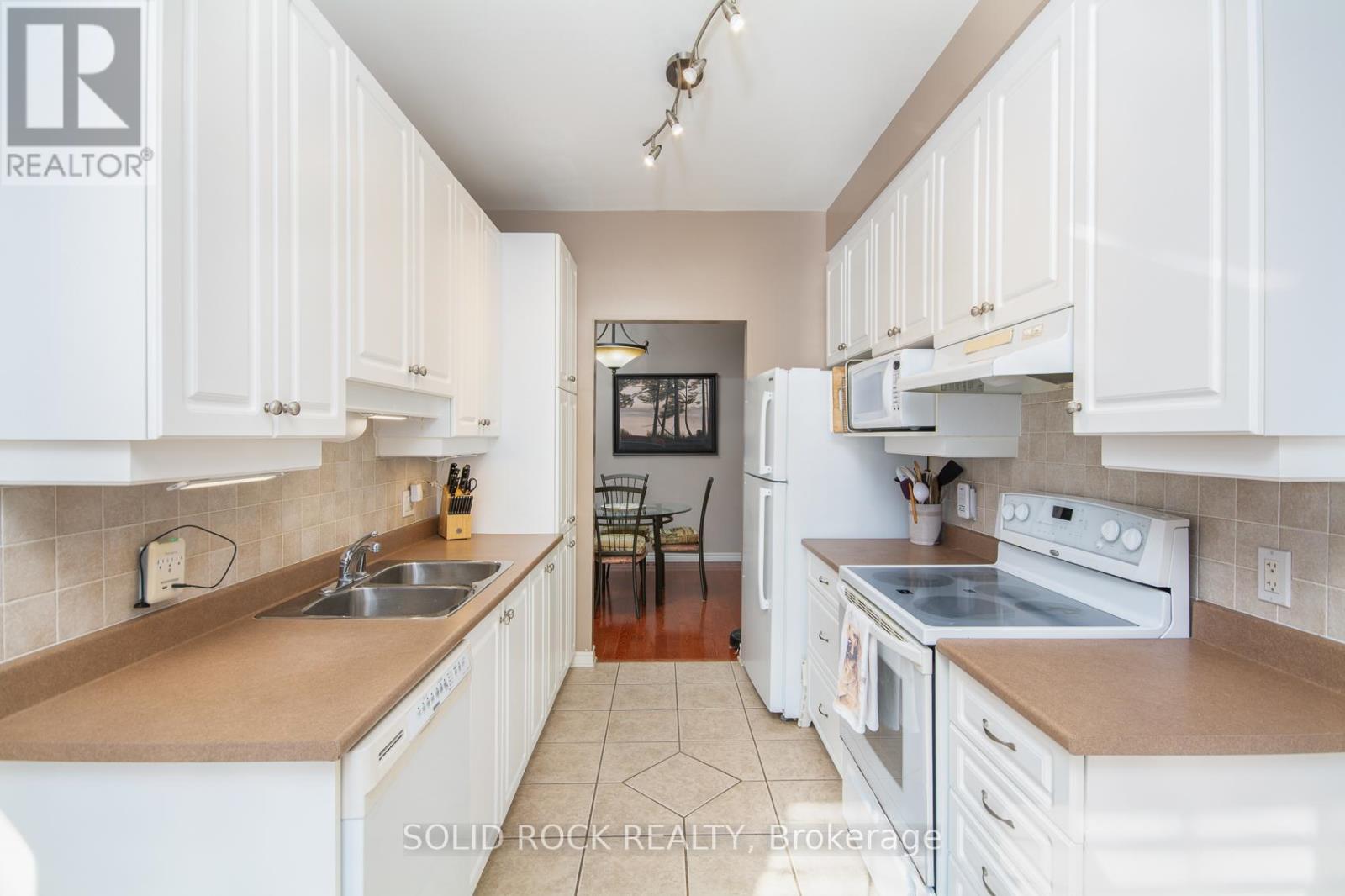 416 Cache Bay Crescent