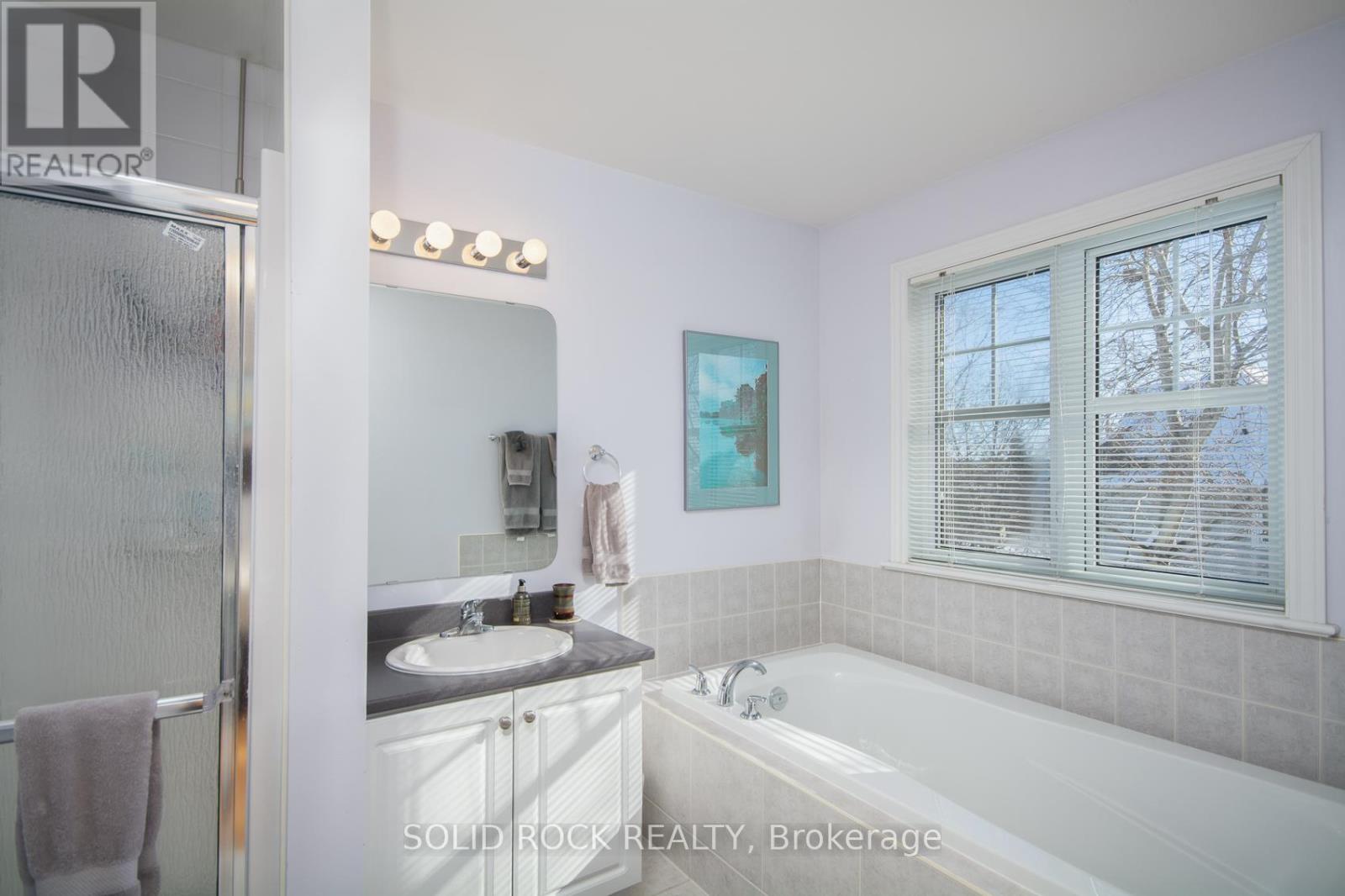 416 Cache Bay Crescent